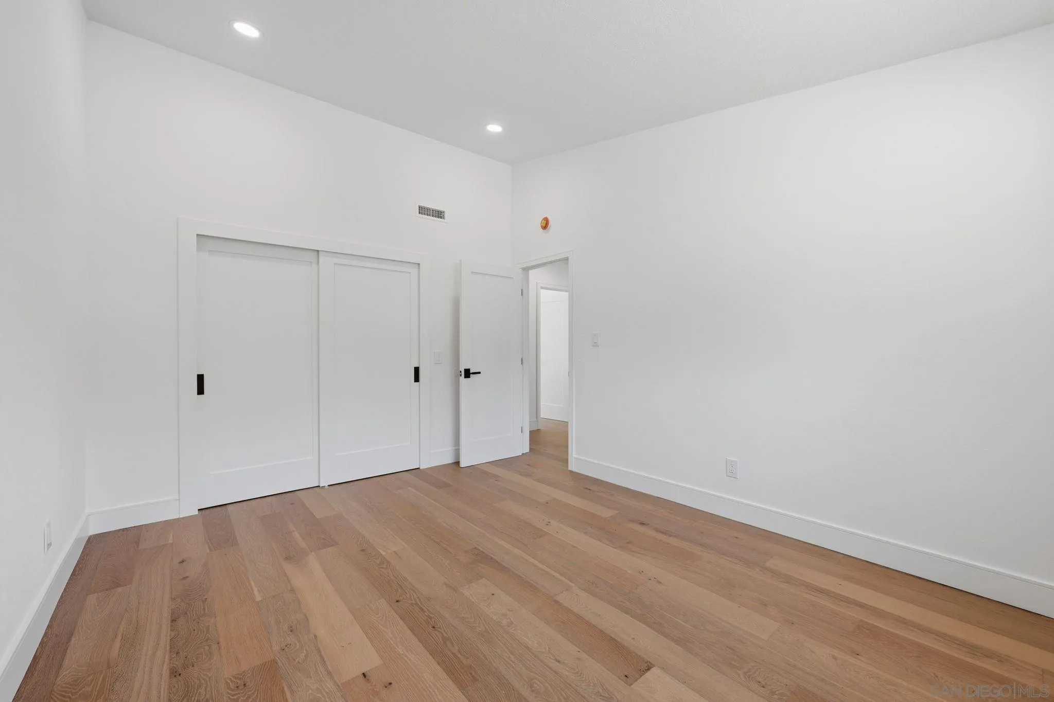 https://cdn.realtyfeed.com/cdn/127/260010242/33c1d6157aac610aa00be4881fe0495b.webp