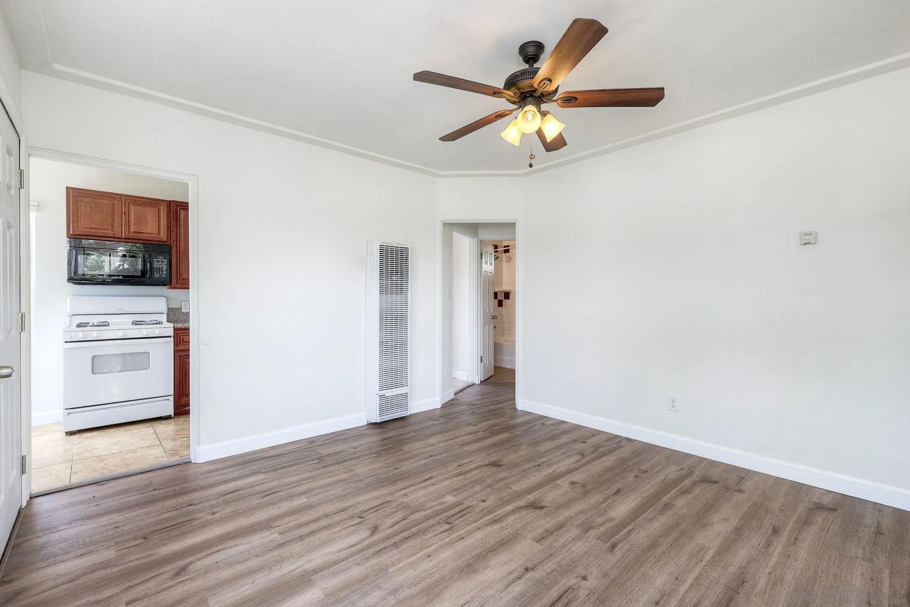 https://cdn.realtyfeed.com/cdn/127/260010244/13a958735f27767b87cd96c109856ec5.webp
