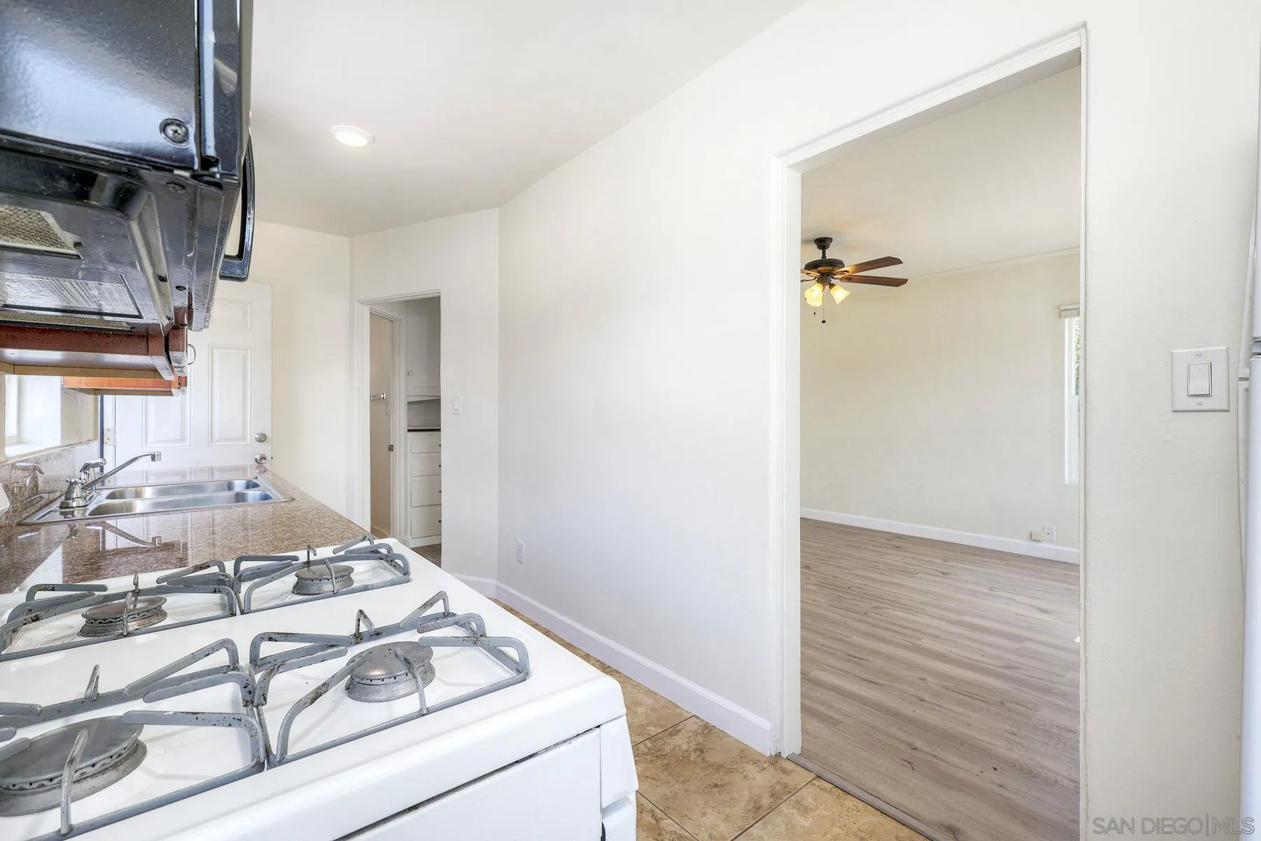 https://cdn.realtyfeed.com/cdn/127/260010244/3594bf48e02798e1727adff5694047fd.webp