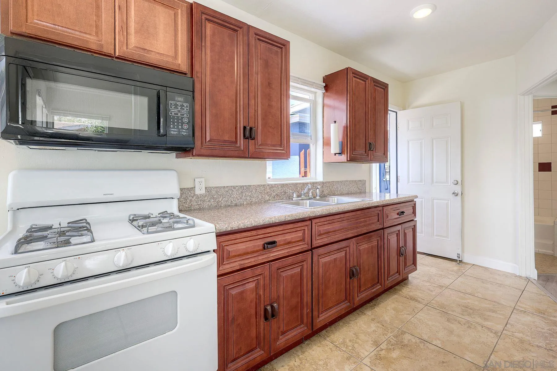 https://cdn.realtyfeed.com/cdn/127/260010244/dcd699e3758e5d21621e6e774ec180a0.webp