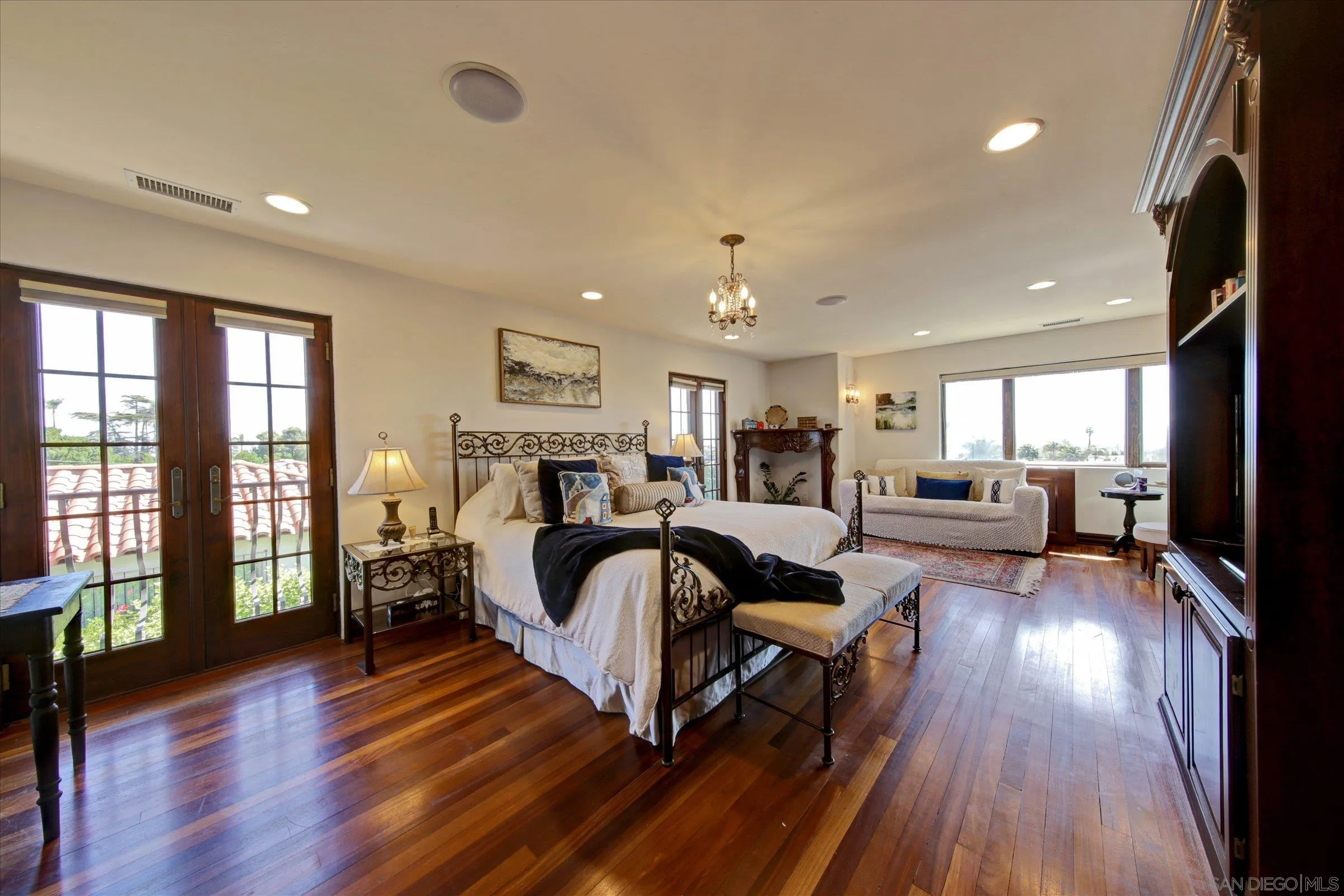 https://cdn.realtyfeed.com/cdn/127/260010250/6c4b8096af7b3370a3149d4462ca1819.webp