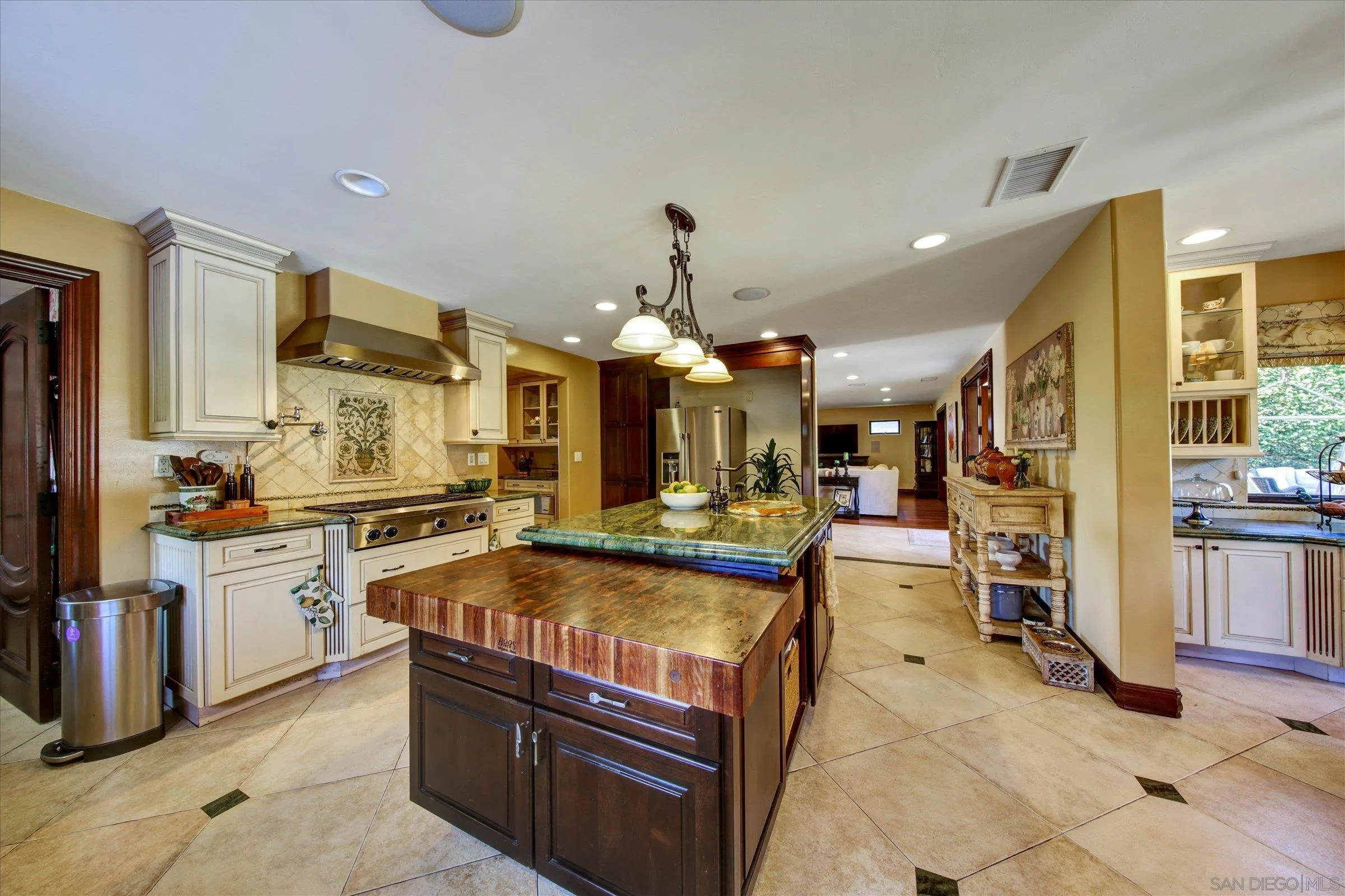 https://cdn.realtyfeed.com/cdn/127/260010250/81e7974e19bbad798505ce31d2c0ca0b.webp