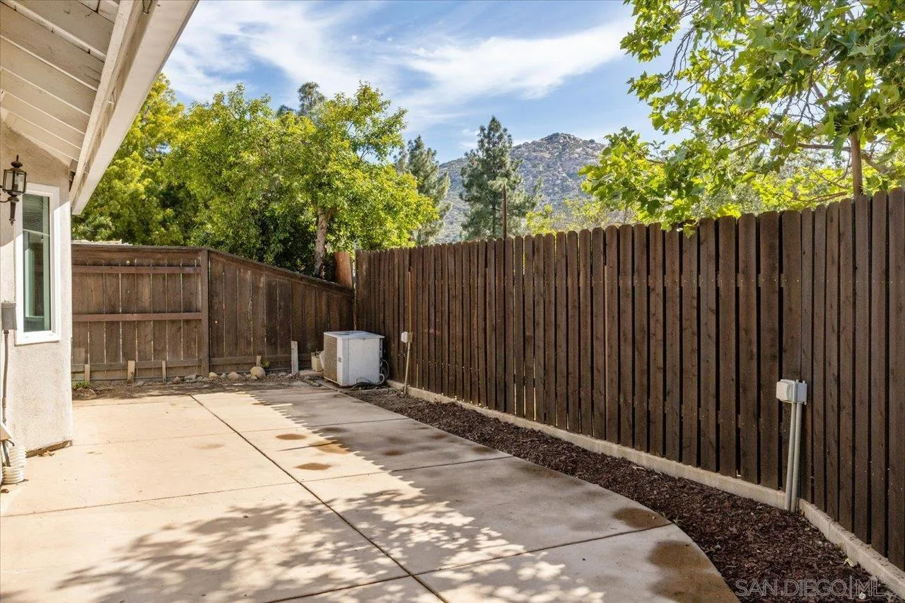 https://cdn.realtyfeed.com/cdn/127/260010261/e2fb853afe56edfe0b7d1ccd5ff2205a.webp