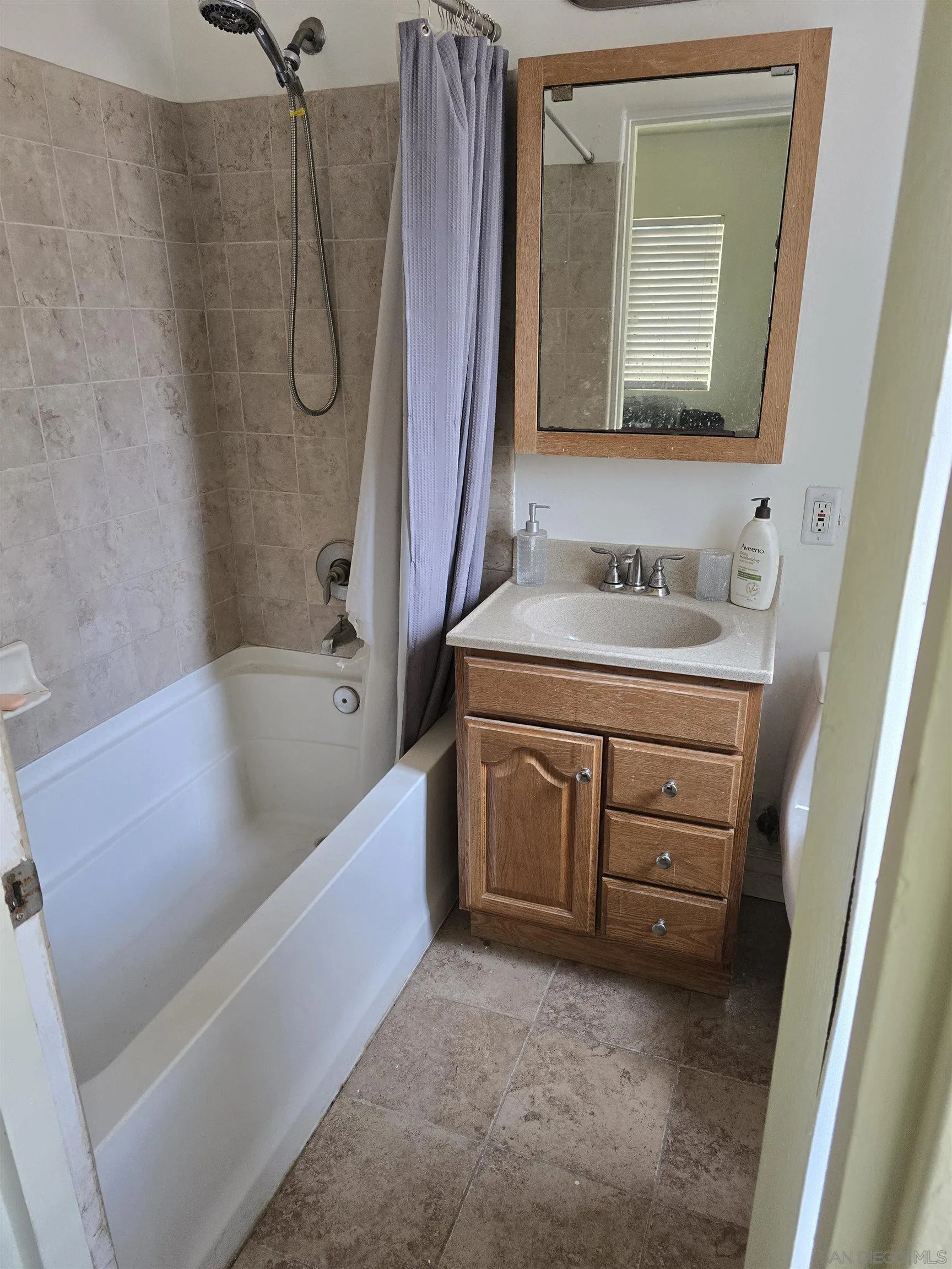 https://cdn.realtyfeed.com/cdn/127/260010263/ae8656740d0601d0a8536c9372cc9aaf.webp