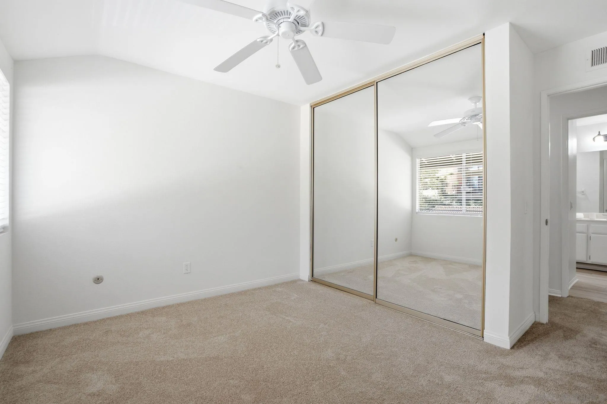 https://cdn.realtyfeed.com/cdn/127/260010272/e4ae2ac941c9d14f1557b02561ef3c06.webp