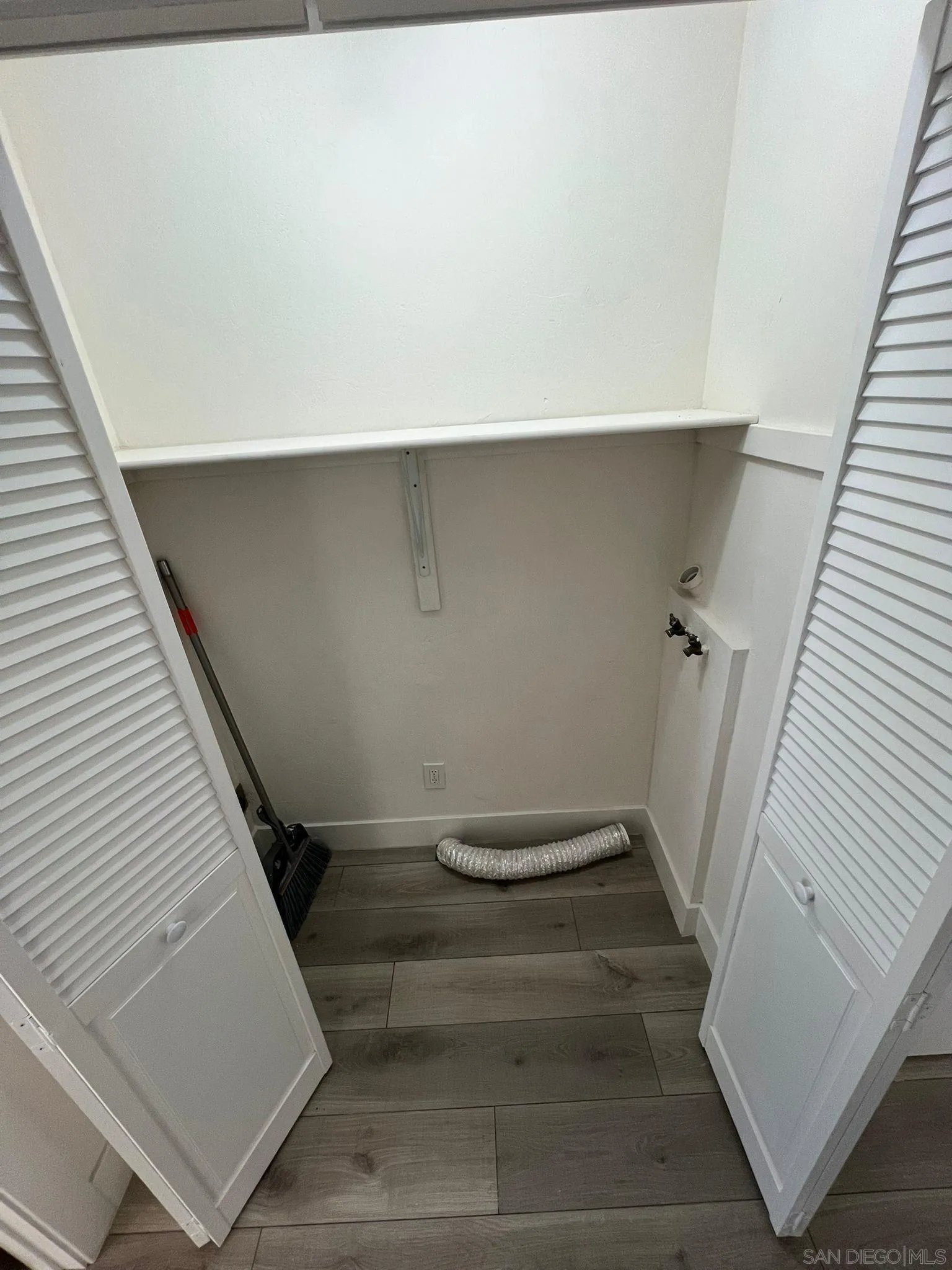 https://cdn.realtyfeed.com/cdn/127/260010285/c8aa120d13c7fe5bbcebc464d503695c.webp