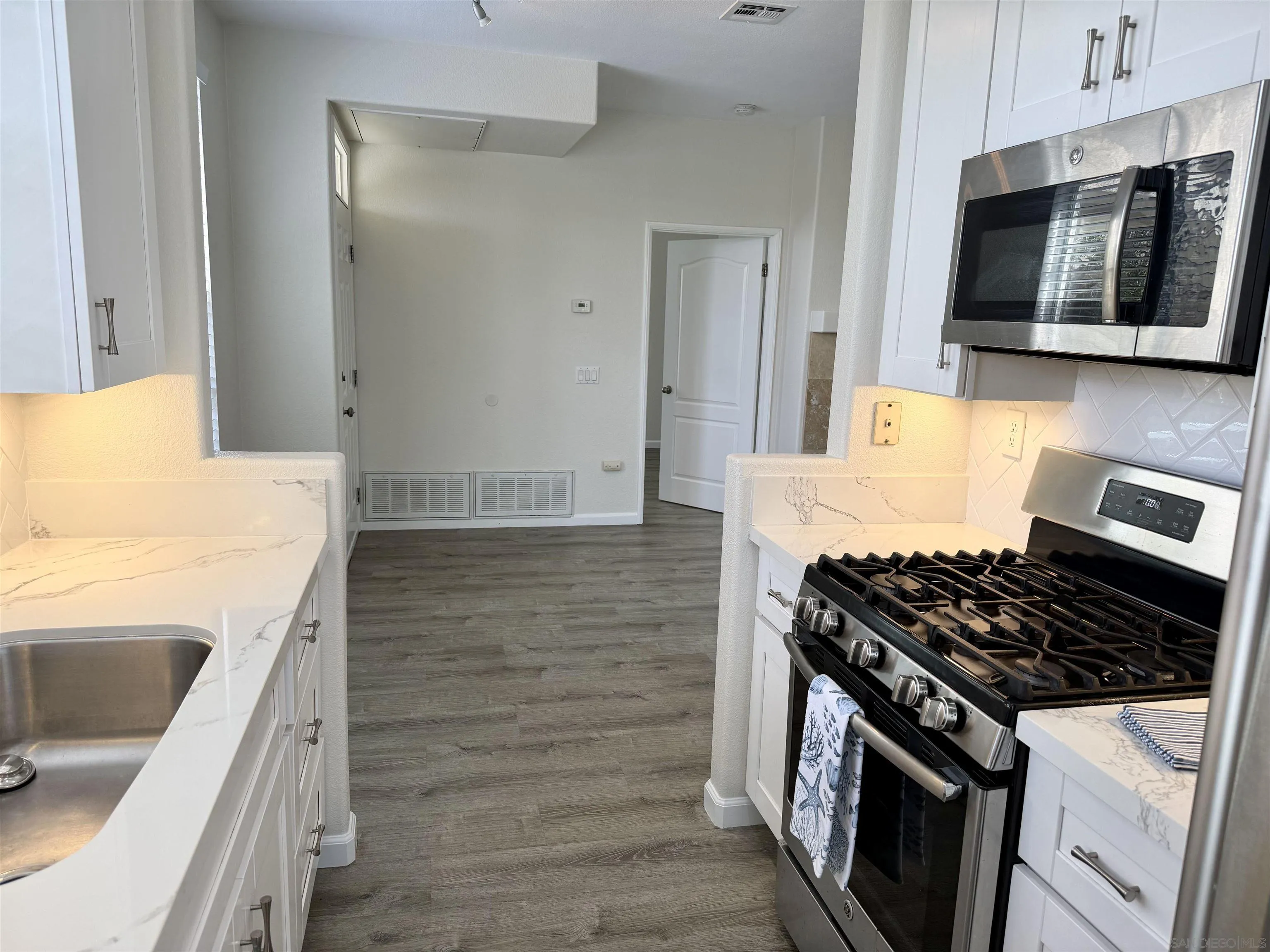Photo #6: 260010296 Listing: Photo #6
