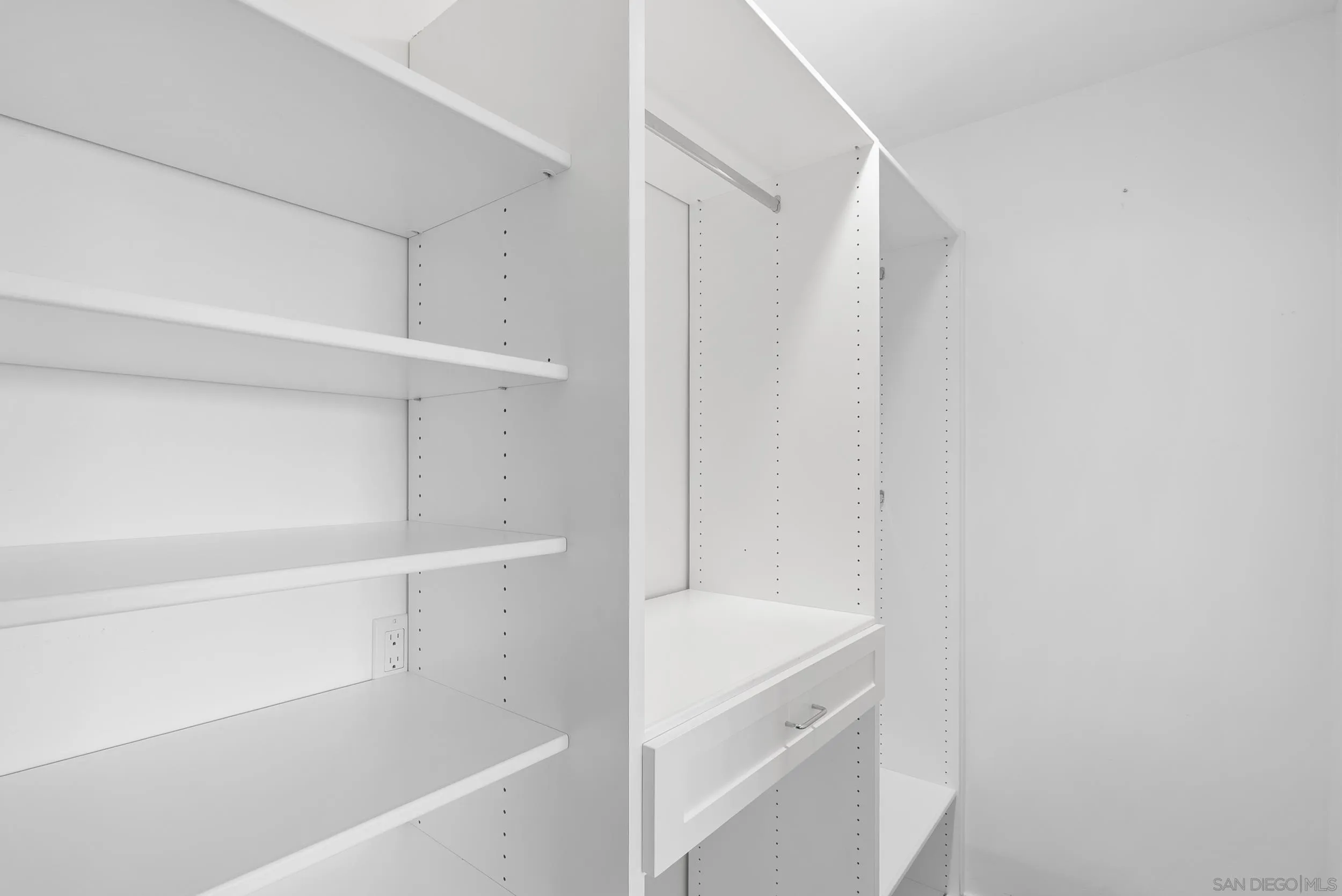 https://cdn.realtyfeed.com/cdn/127/260010298/23d47bc861ca0147f55ffb0afcfc3cf0.webp