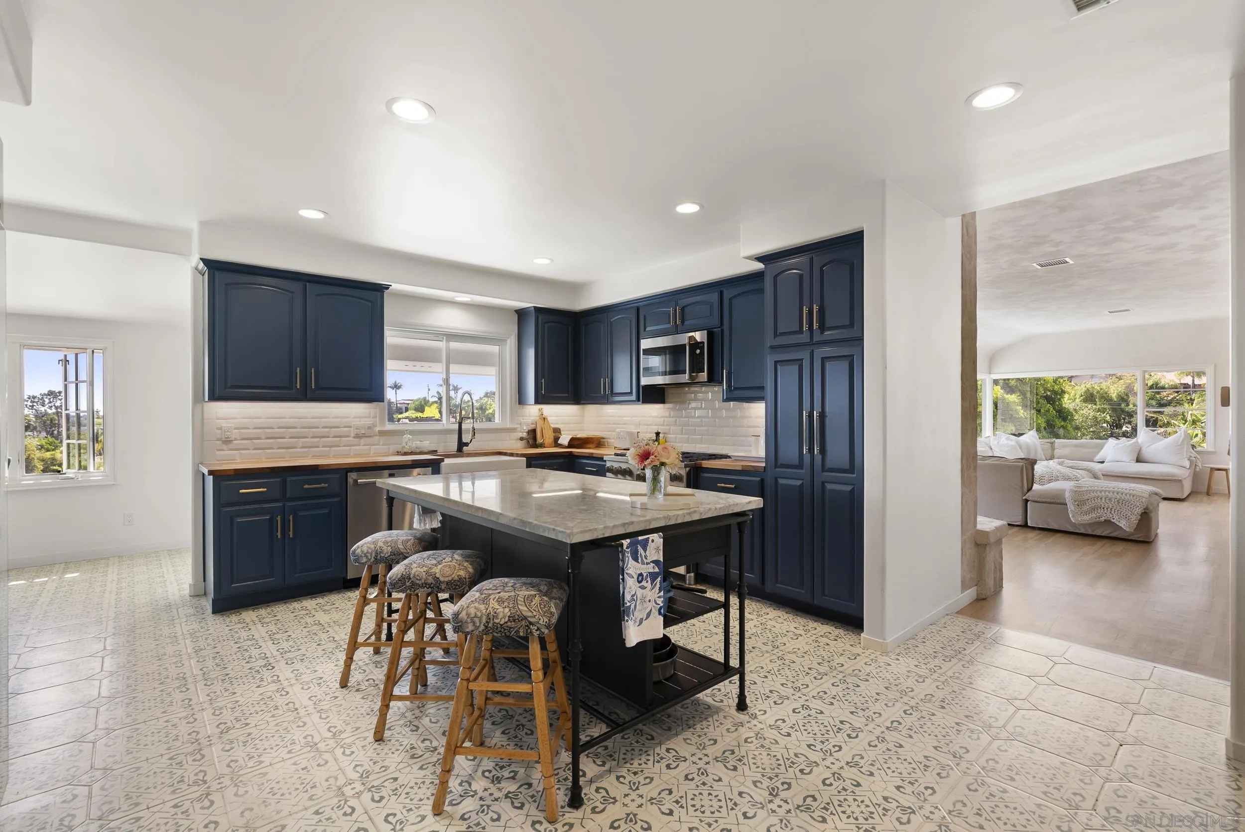 https://cdn.realtyfeed.com/cdn/127/260010298/8351798fec0e23d59301192721dec7f5.webp