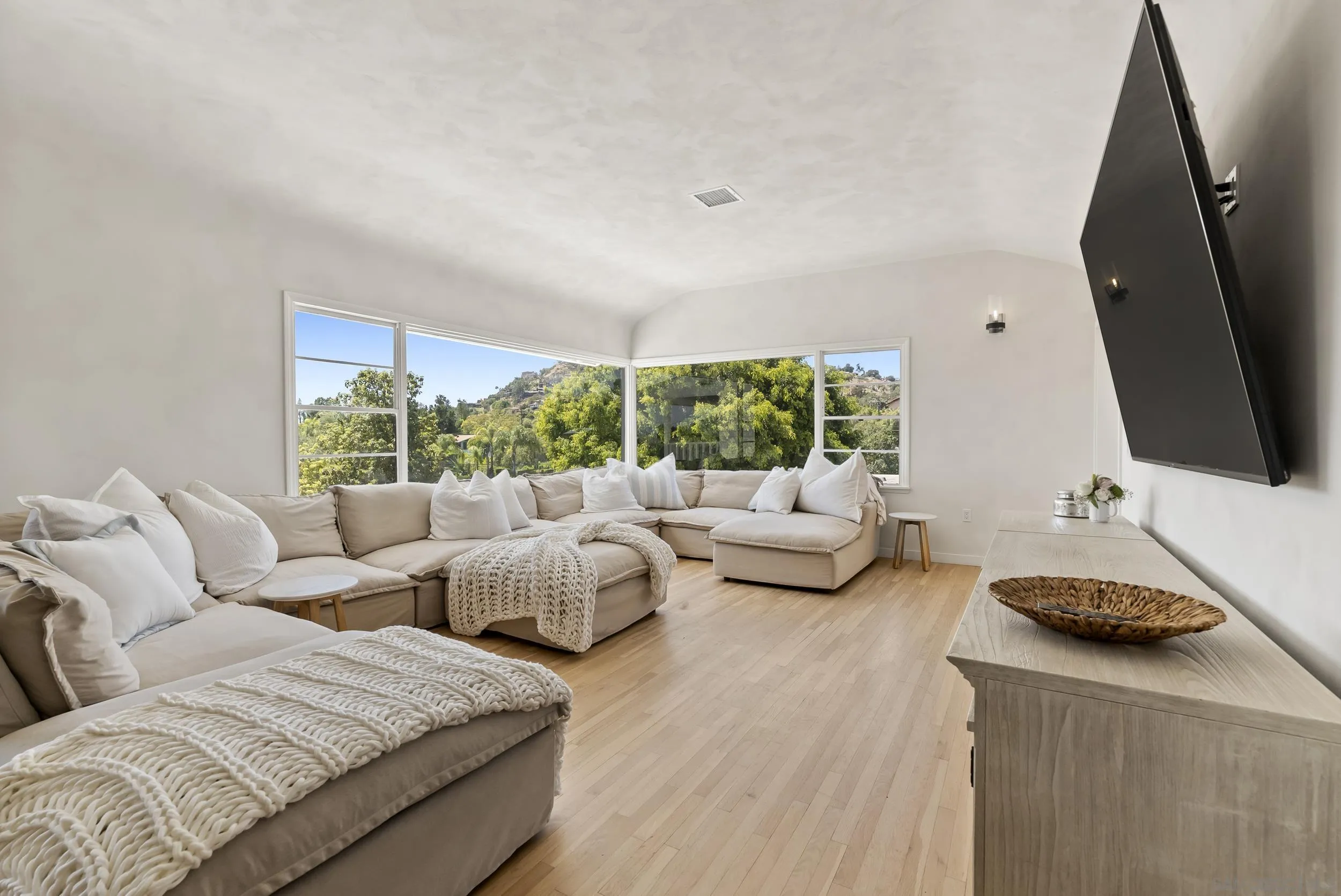 https://cdn.realtyfeed.com/cdn/127/260010298/8fcb95faef029e6e9c3924bf82d14abb.webp