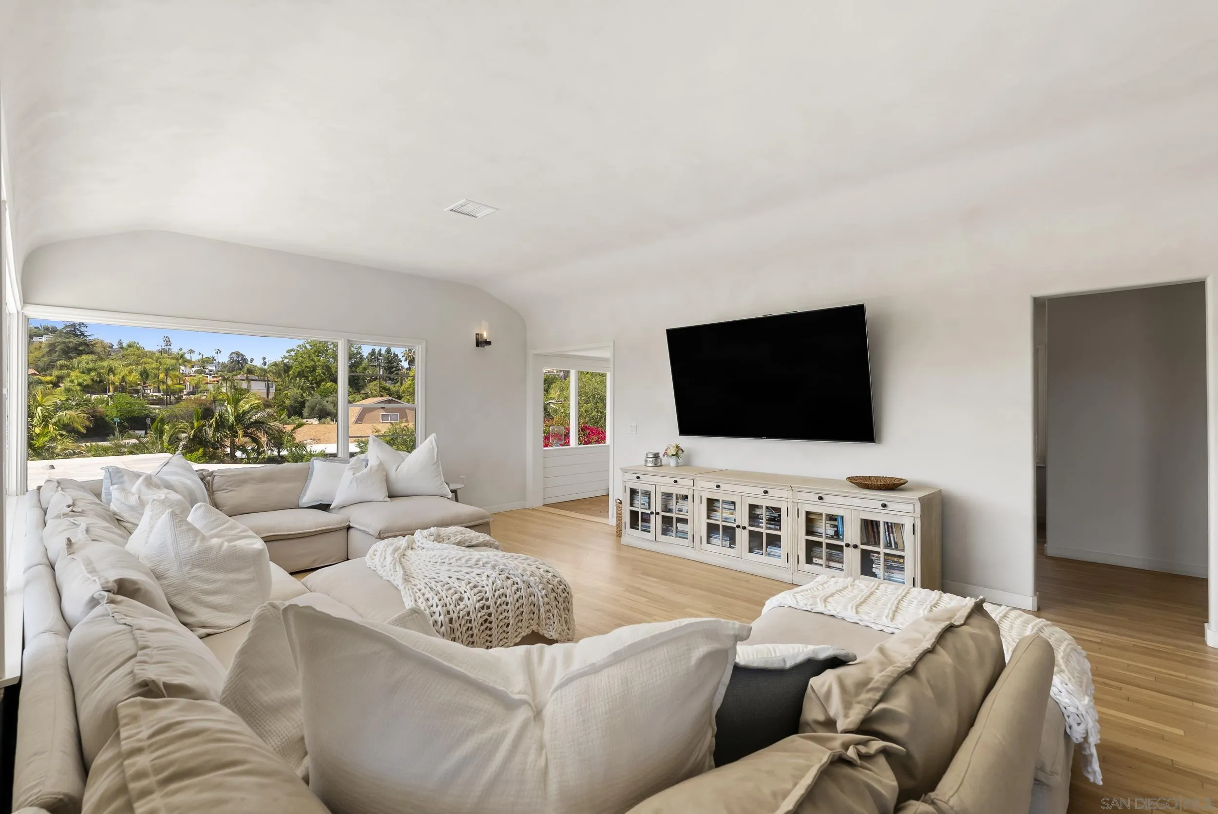 https://cdn.realtyfeed.com/cdn/127/260010298/c67961ee96ff93b9e636b505fd47d0f9.webp
