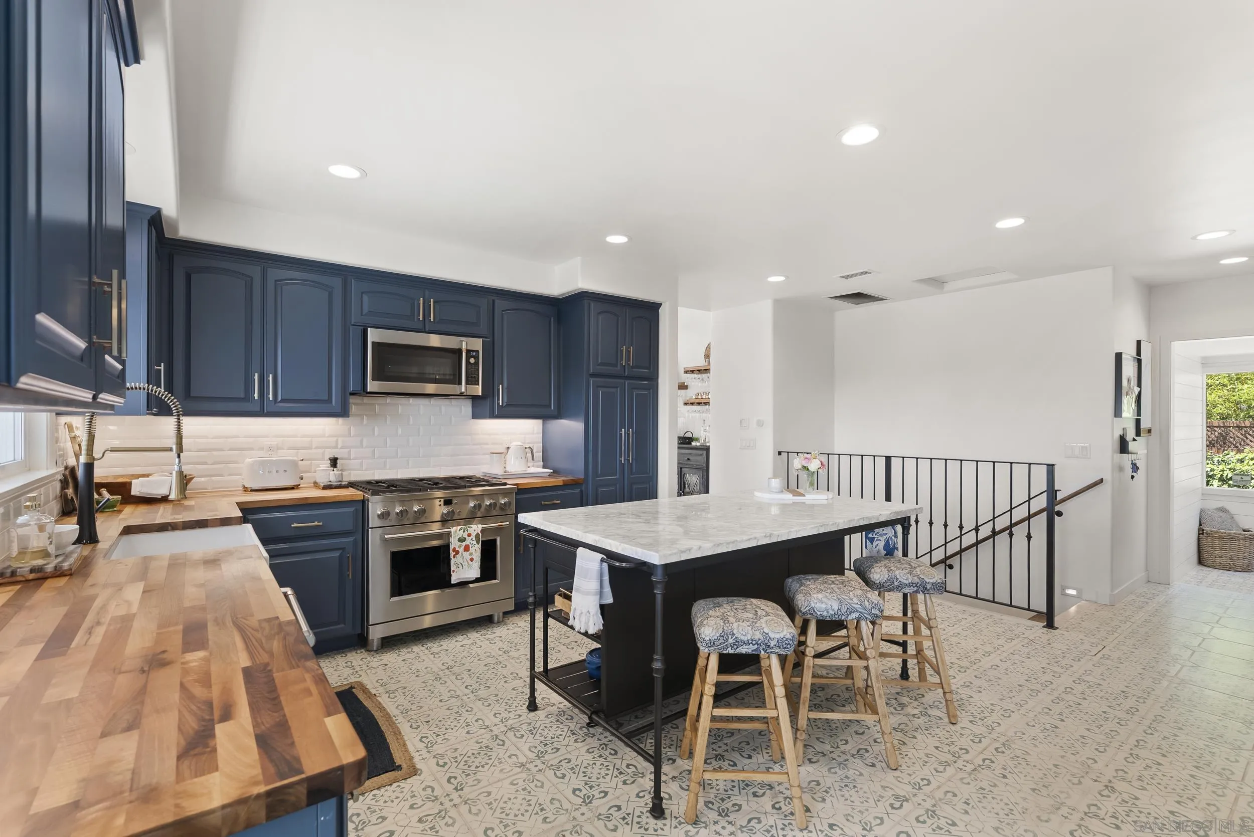 https://cdn.realtyfeed.com/cdn/127/260010298/d0474204d8e770f06654dfb034932ee7.webp
