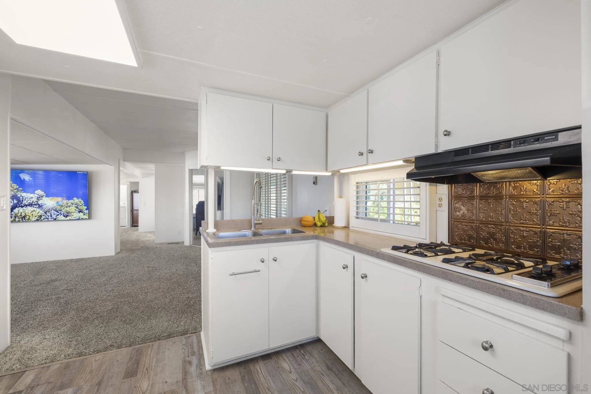 https://cdn.realtyfeed.com/cdn/127/260010309/658d12b5fbed353ca64c61c756de33fe.webp
