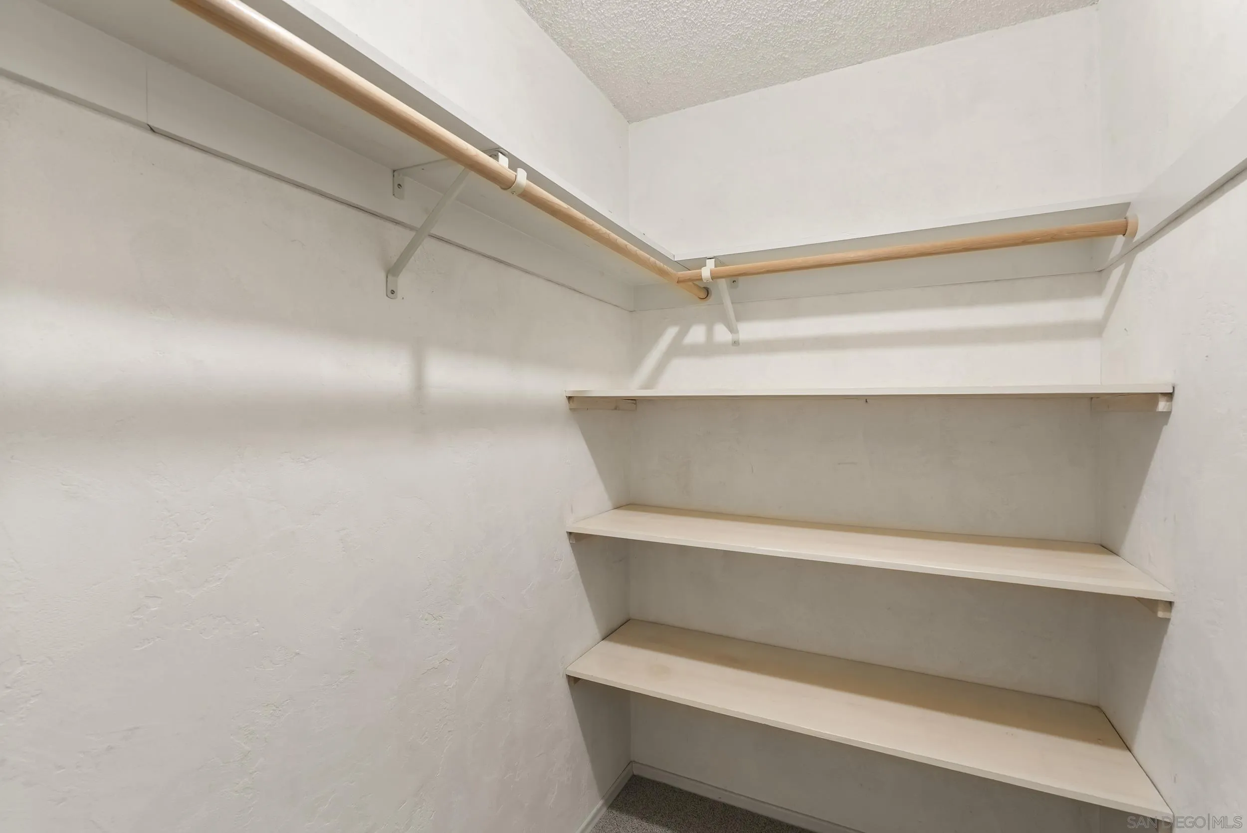 https://cdn.realtyfeed.com/cdn/127/260010326/3db0605775972e1369e0e877ffc1daf9.webp