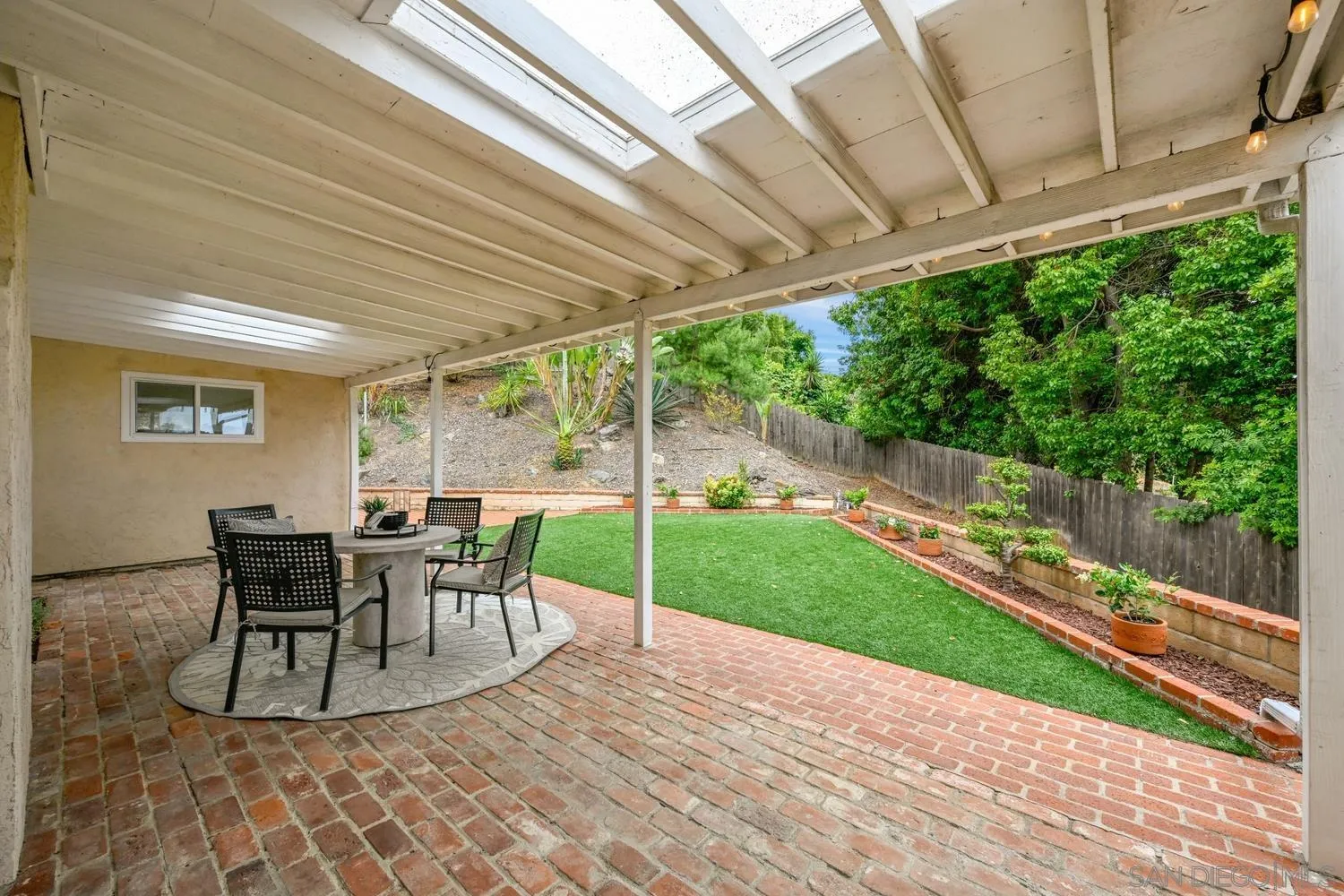 https://cdn.realtyfeed.com/cdn/127/260010336/880e2bb6f811551659f2d3f68fea251d.webp
