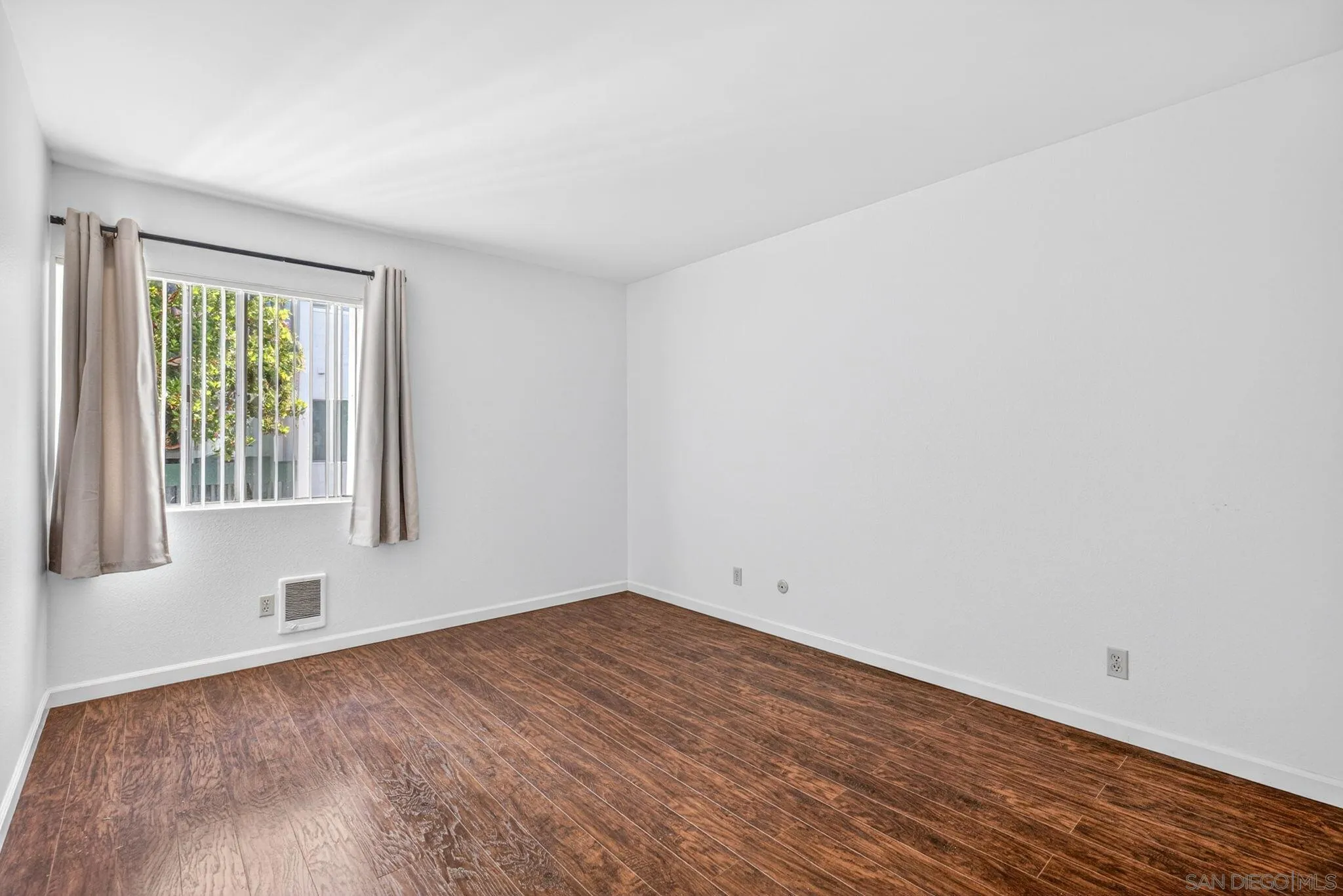 https://cdn.realtyfeed.com/cdn/127/260010345/6a7d8ff77be7374ab89f8312d12db813.webp