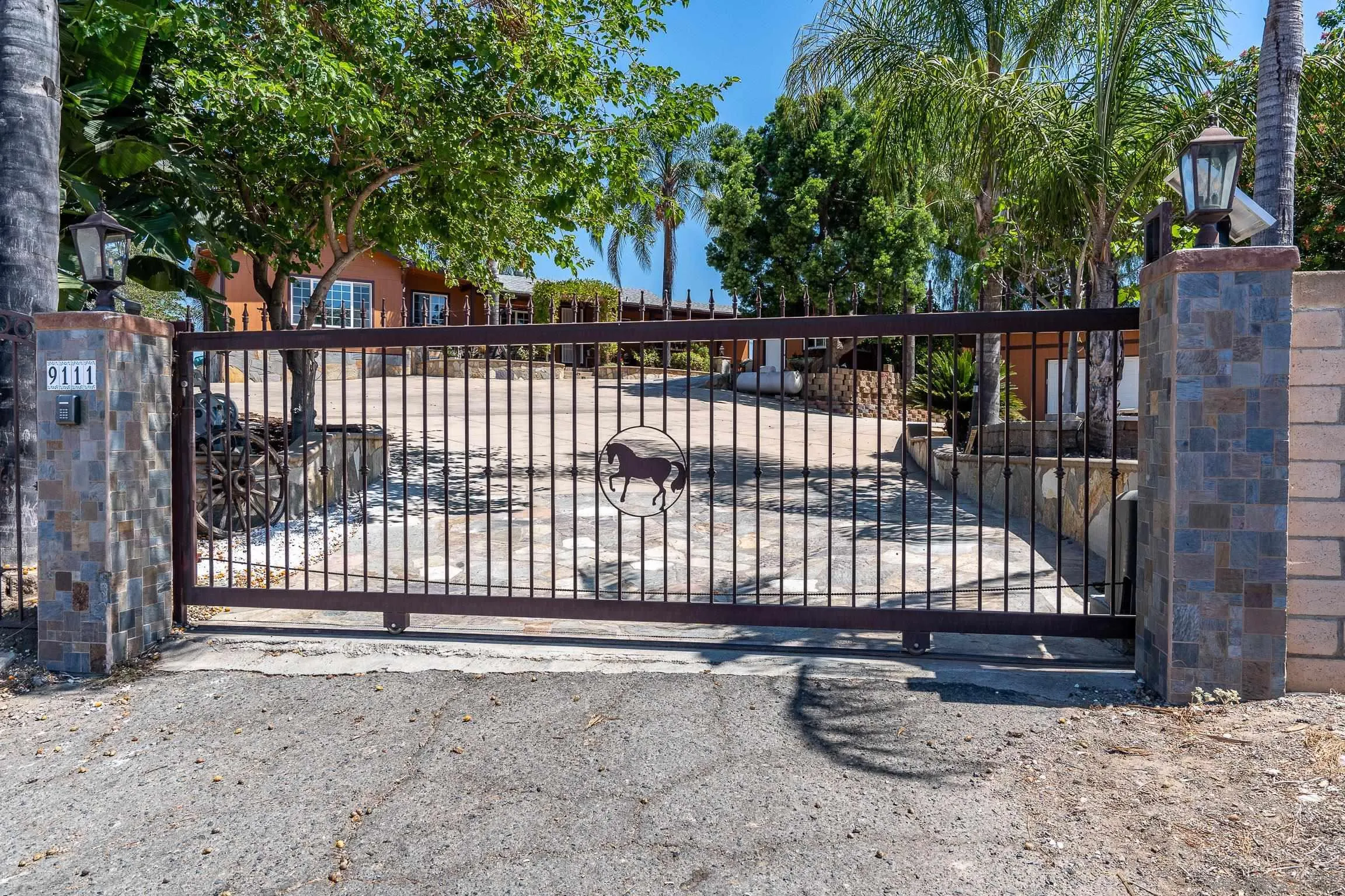 https://cdn.realtyfeed.com/cdn/127/260010347/1fdafa8a30fe17a53a55ae493c1bfff0.webp