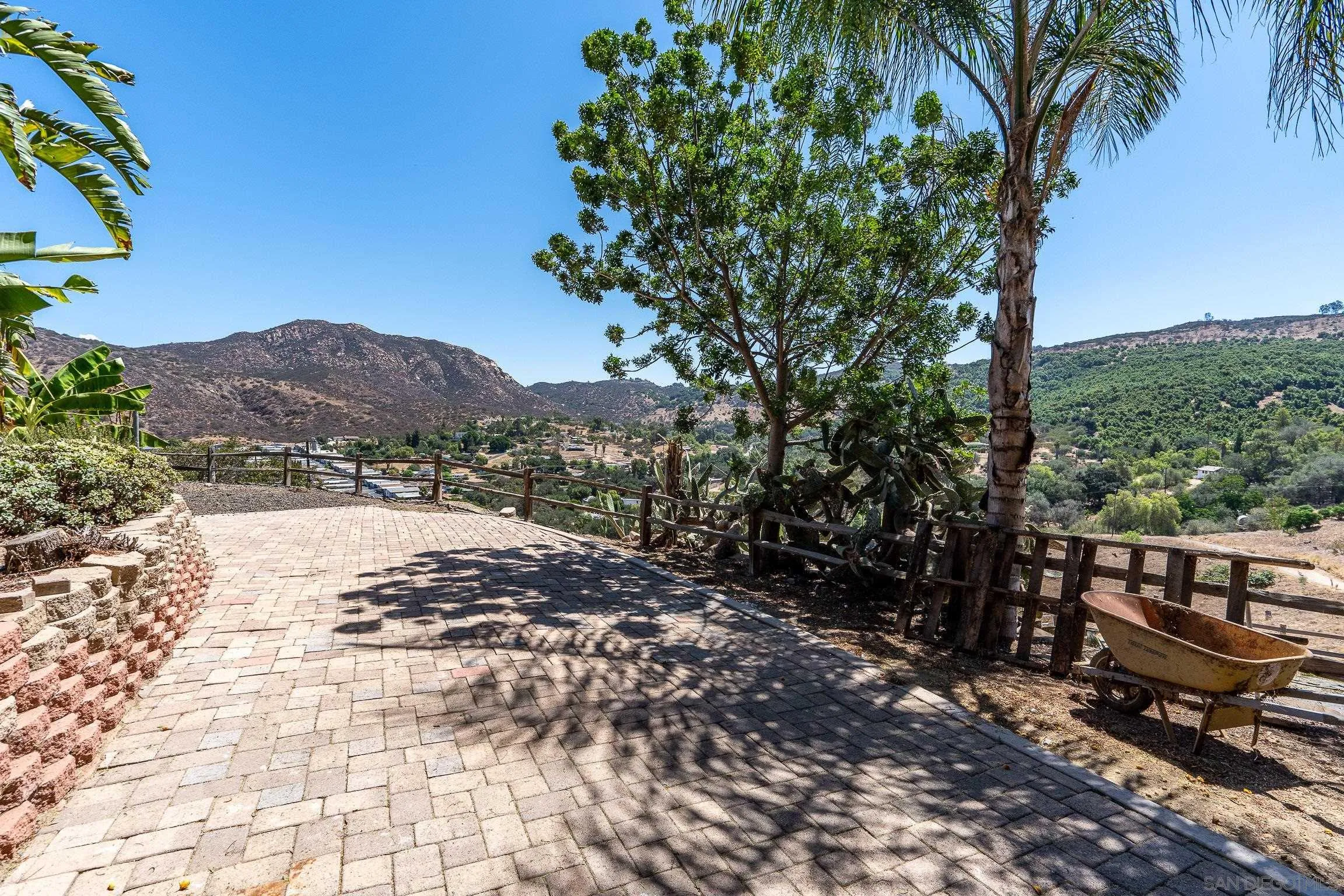 https://cdn.realtyfeed.com/cdn/127/260010347/9f01279561fc50e4ada3f1e339a4c302.webp