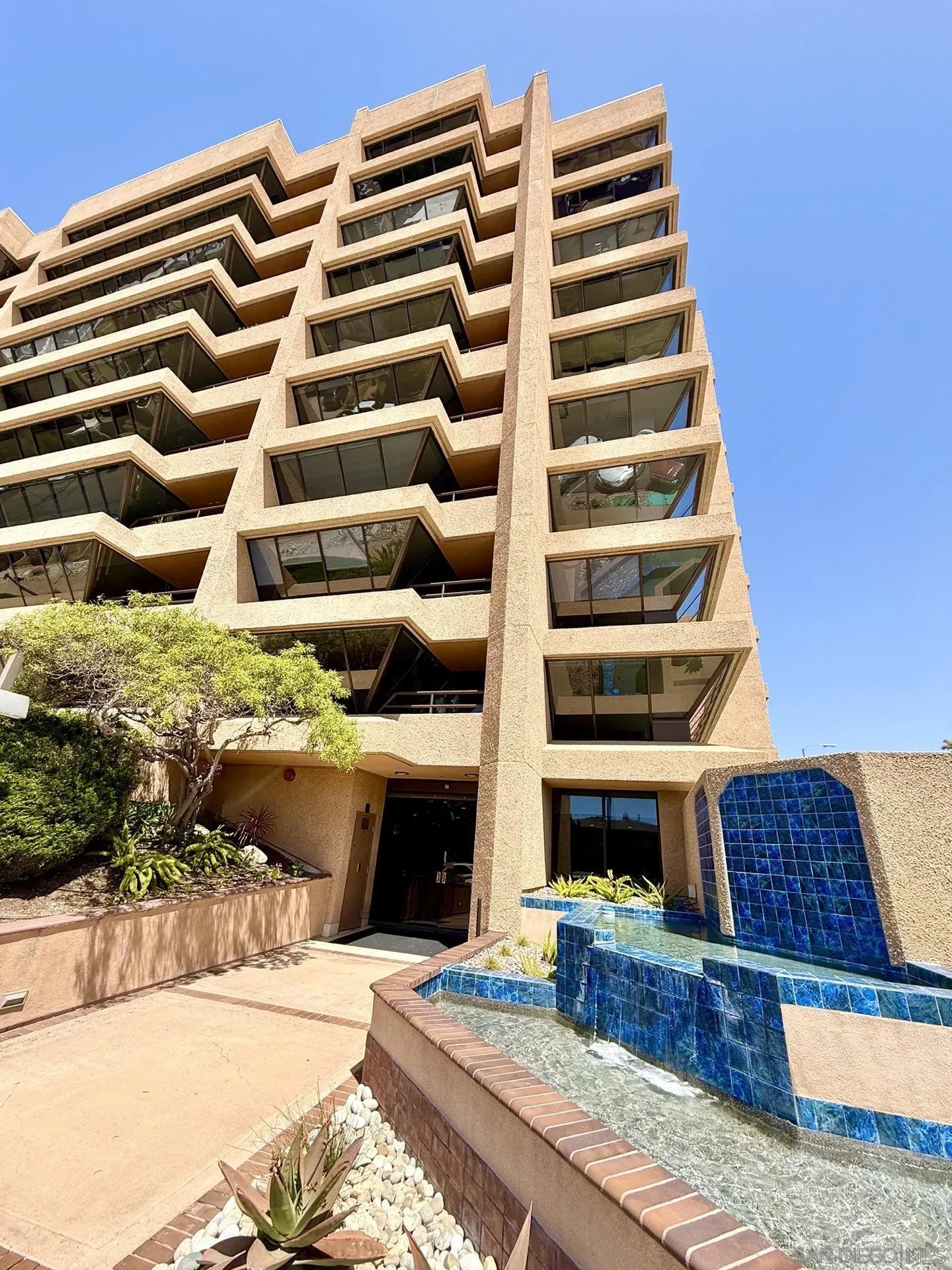 https://cdn.realtyfeed.com/cdn/127/260010352/084a6ccd9c2d3363c1c2f9f182c40d4c.webp