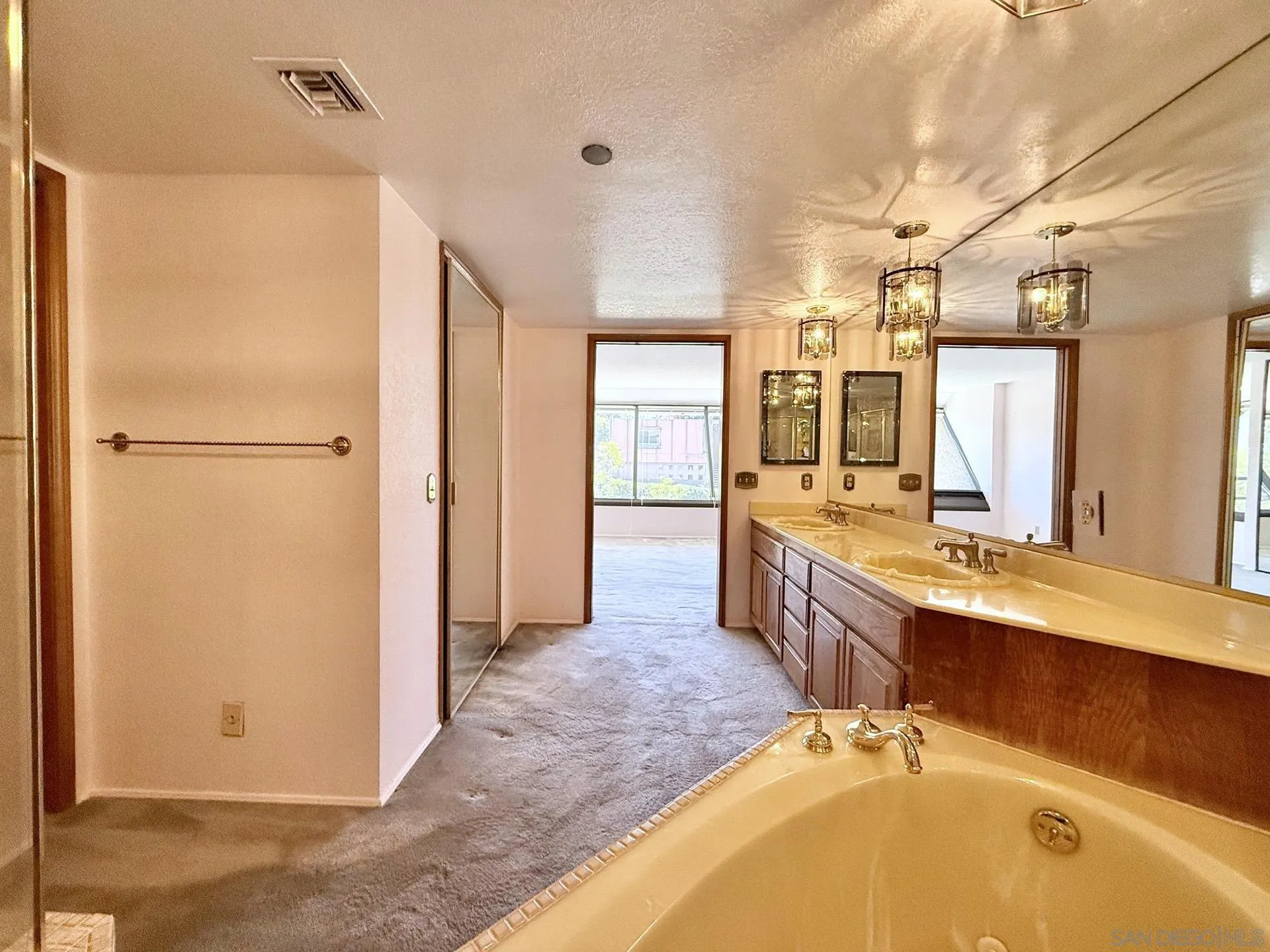 https://cdn.realtyfeed.com/cdn/127/260010352/1fc5cd0f864e9ae90414f0e883e5c22f.webp
