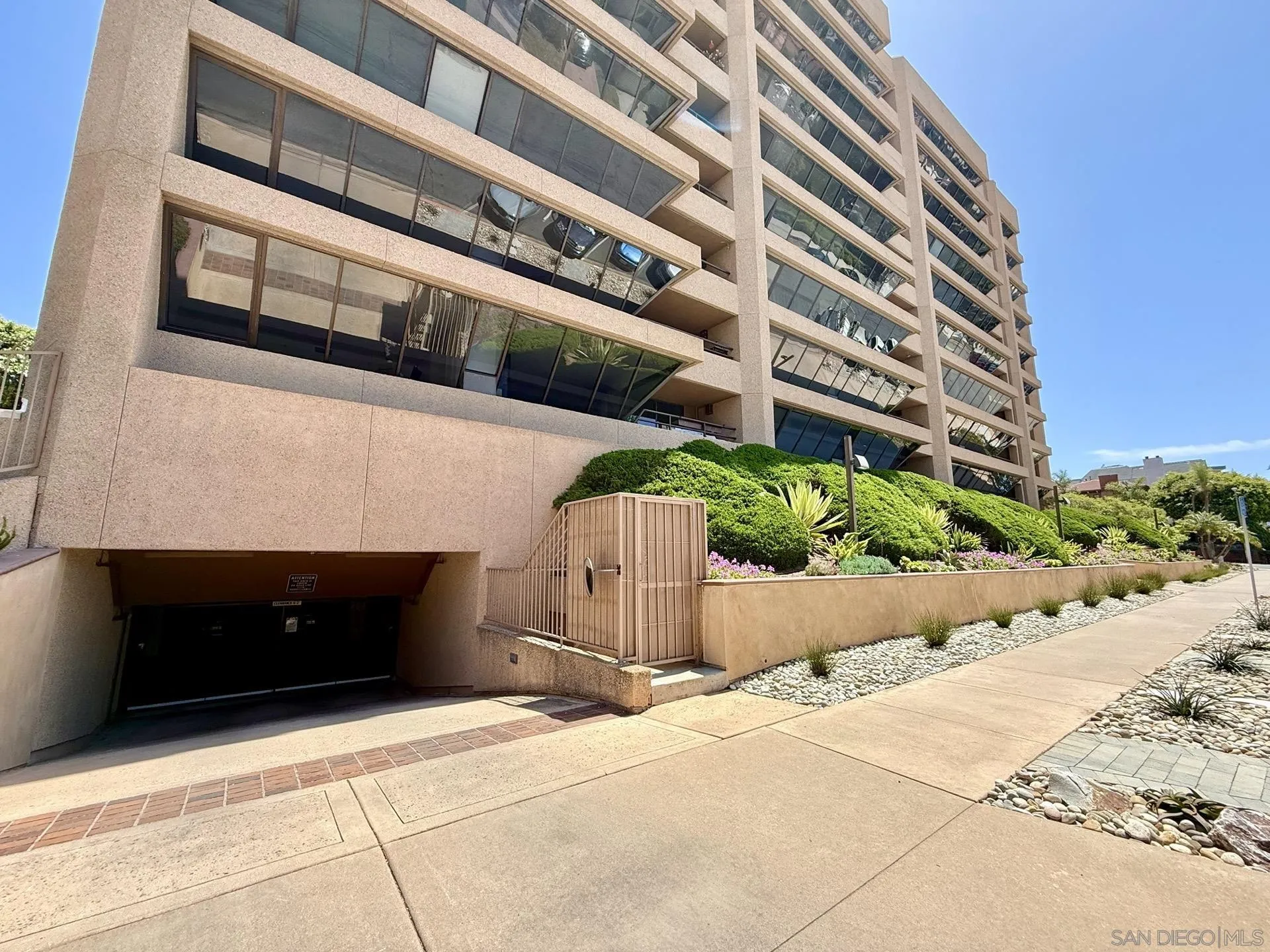 https://cdn.realtyfeed.com/cdn/127/260010352/2ca438dca0ff745f2e10245302f504b8.webp