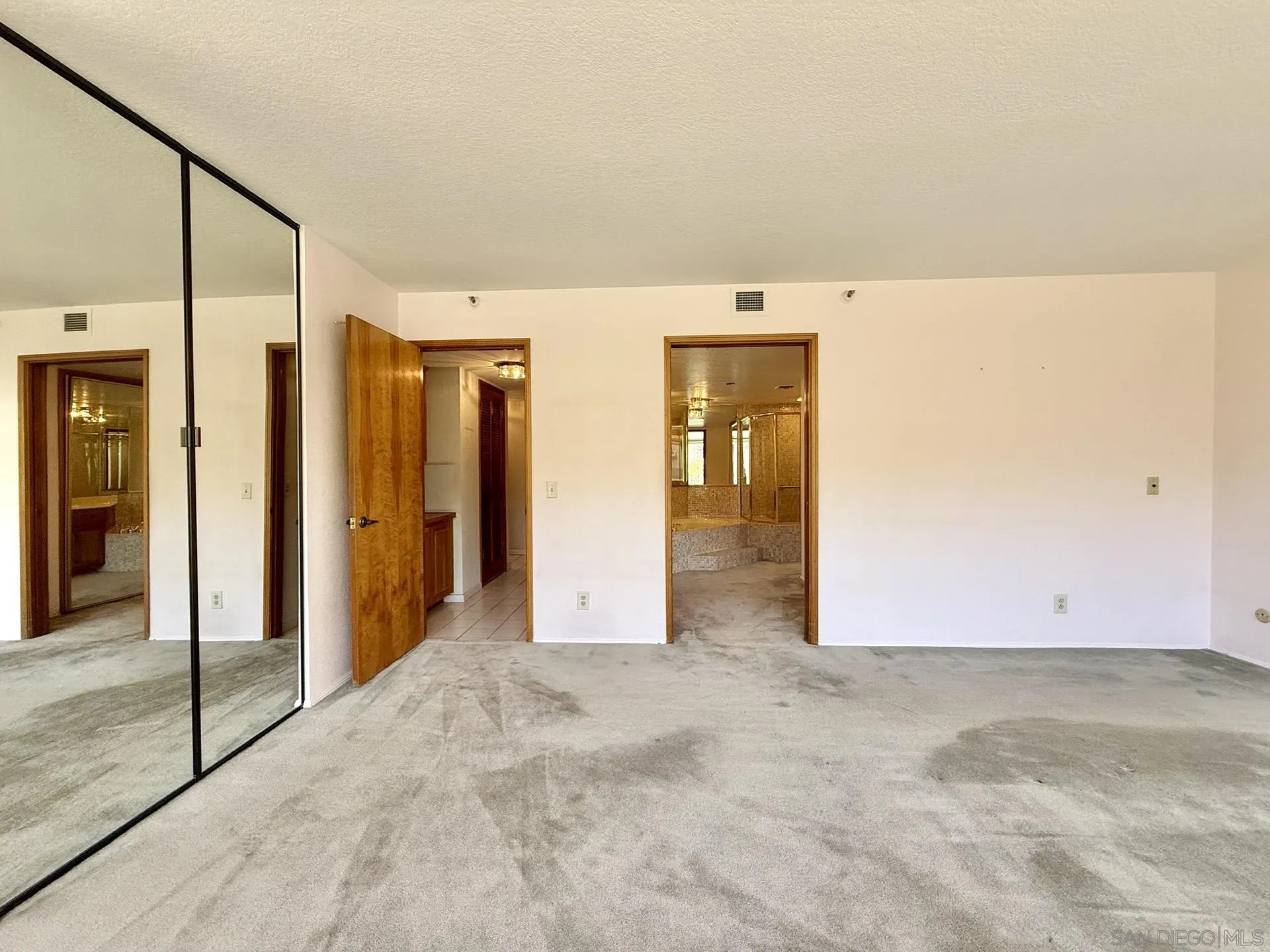 https://cdn.realtyfeed.com/cdn/127/260010352/4ace3655450e4b3abf01324b35ee300d.webp