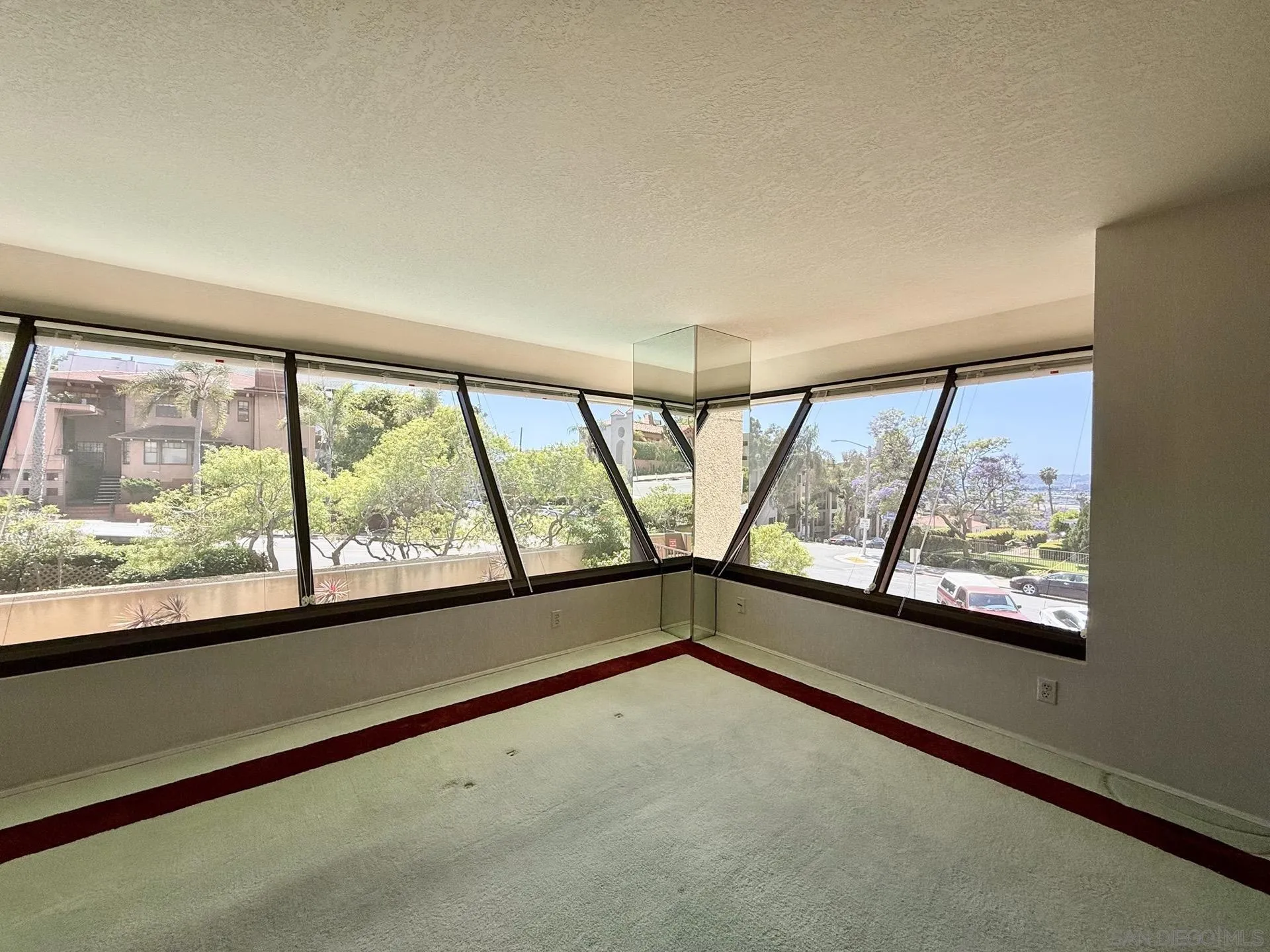 https://cdn.realtyfeed.com/cdn/127/260010352/7c53f4509afd72bb12ba776cad977ab9.webp