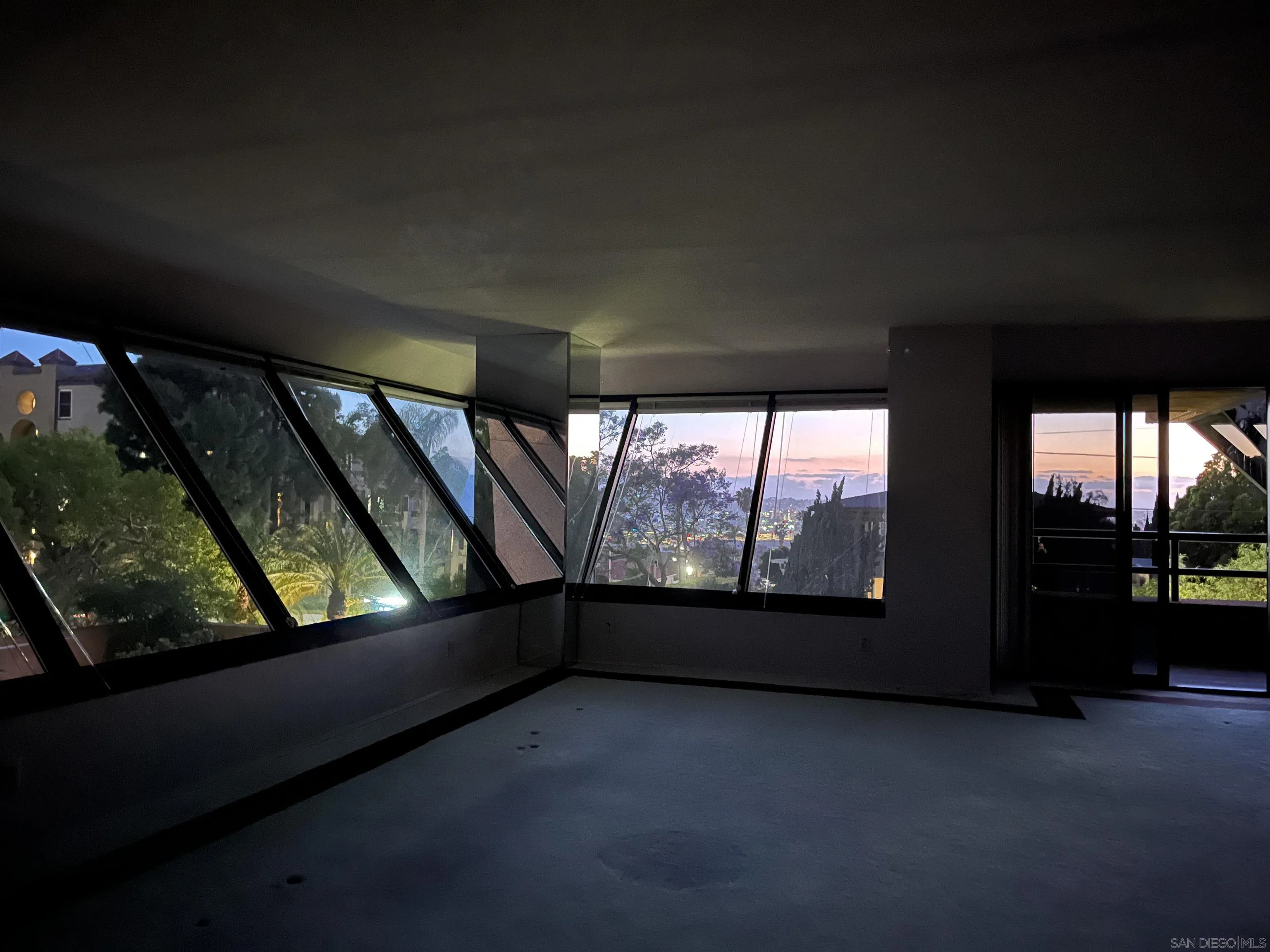 https://cdn.realtyfeed.com/cdn/127/260010352/8dfcf949afa6ef34cad415e15c75fb6f.webp