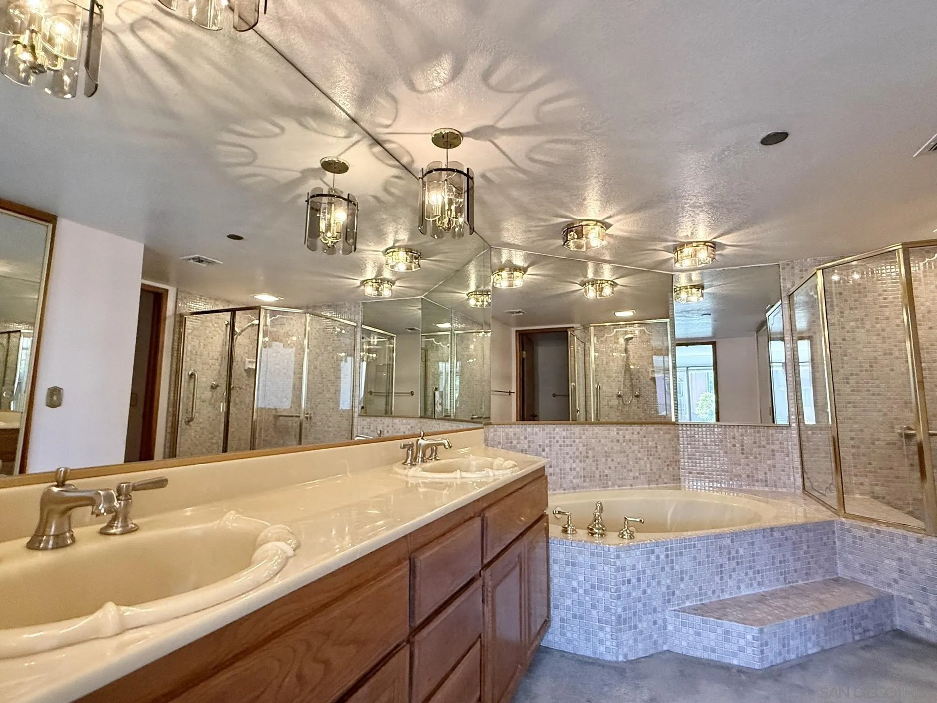 https://cdn.realtyfeed.com/cdn/127/260010352/904f8f3ede2ed31b66742acd2a4b1dbb.webp