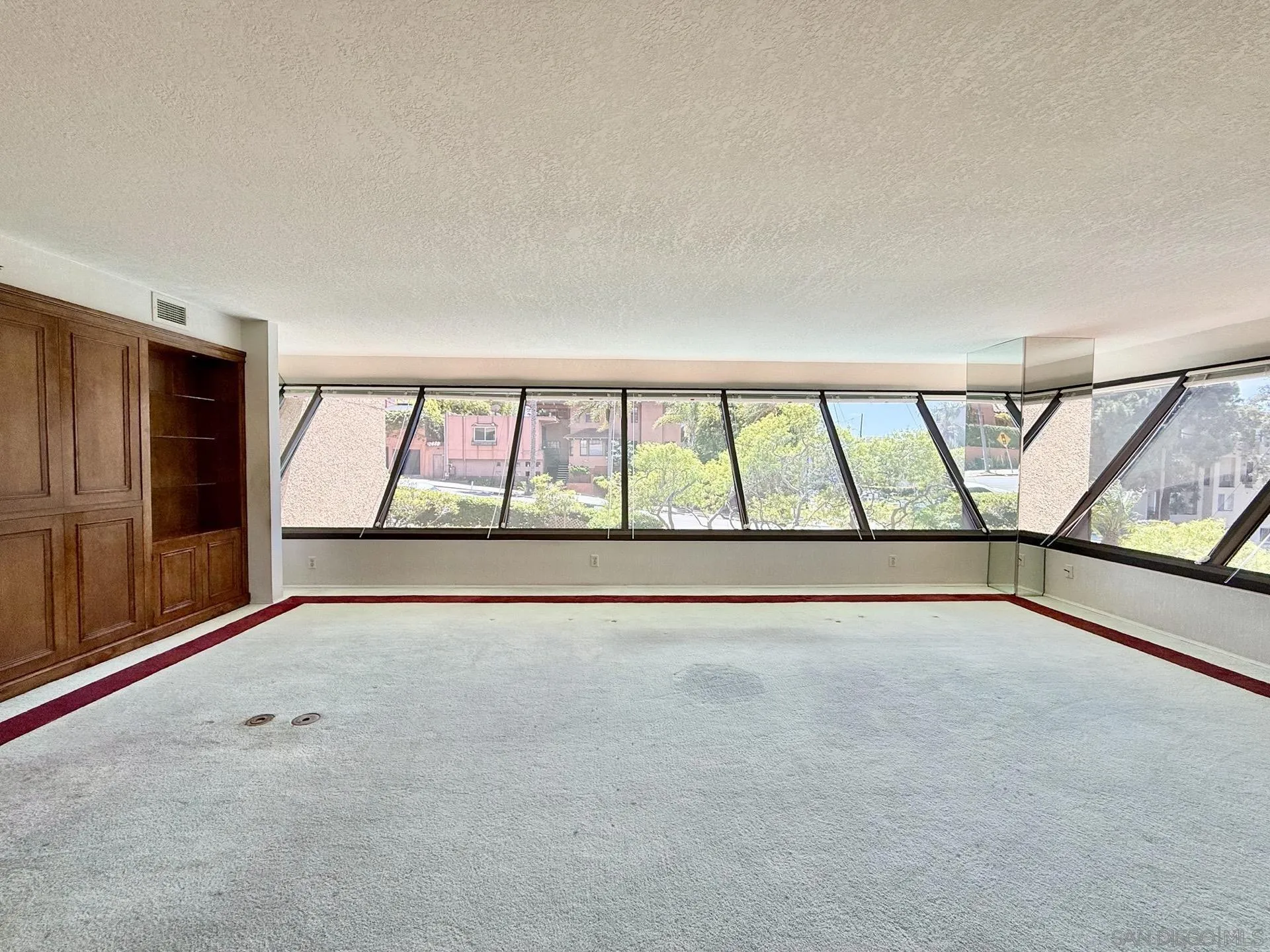 https://cdn.realtyfeed.com/cdn/127/260010352/f5bc29779a249b29b4ce82aaf7e0d592.webp