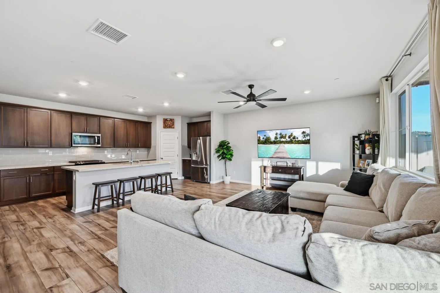https://cdn.realtyfeed.com/cdn/127/260010355/ee98810ecaf8cc4842551d3f4744d82e.webp