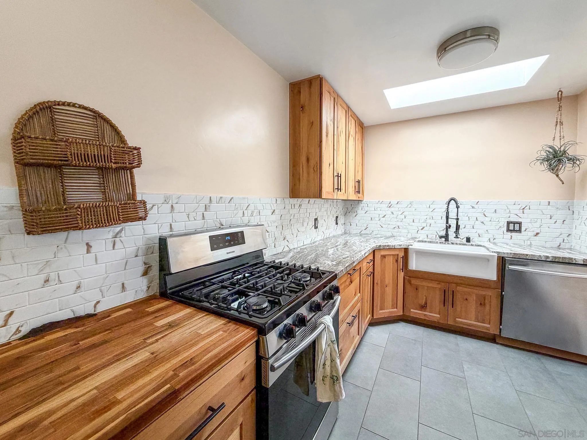 https://cdn.realtyfeed.com/cdn/127/260010356/2204fb11ebe3e89d3812eb923c3fe2af.webp