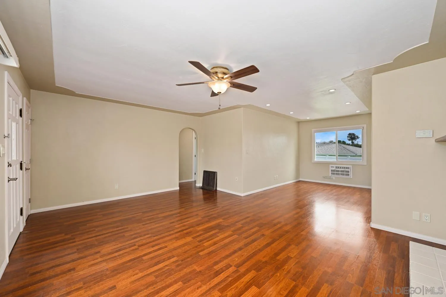 https://cdn.realtyfeed.com/cdn/127/260010360/38f55565e4f2f3324fbe89135c0b7fed.webp