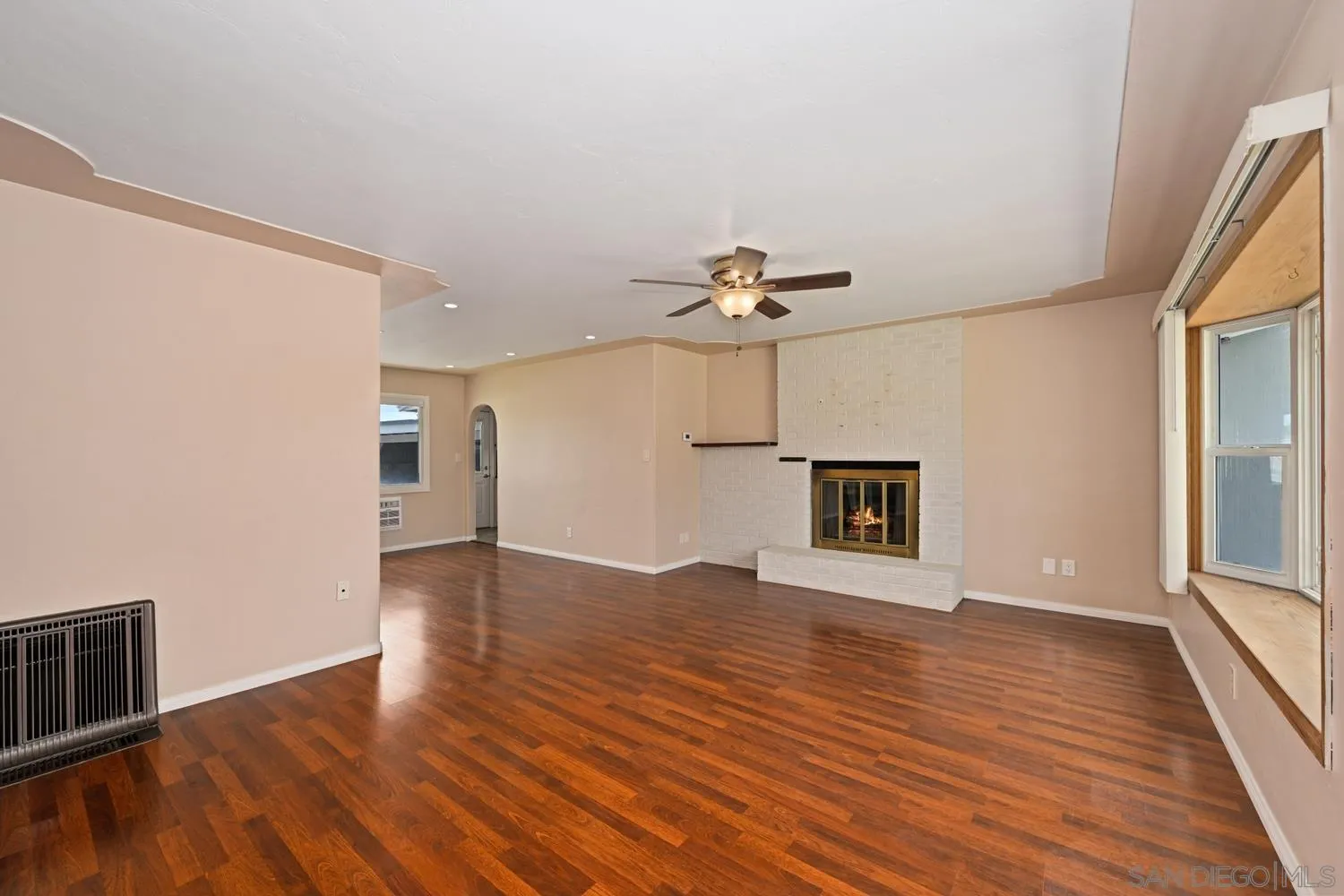 https://cdn.realtyfeed.com/cdn/127/260010360/44666a8921040f4b656c52ae9e628421.webp