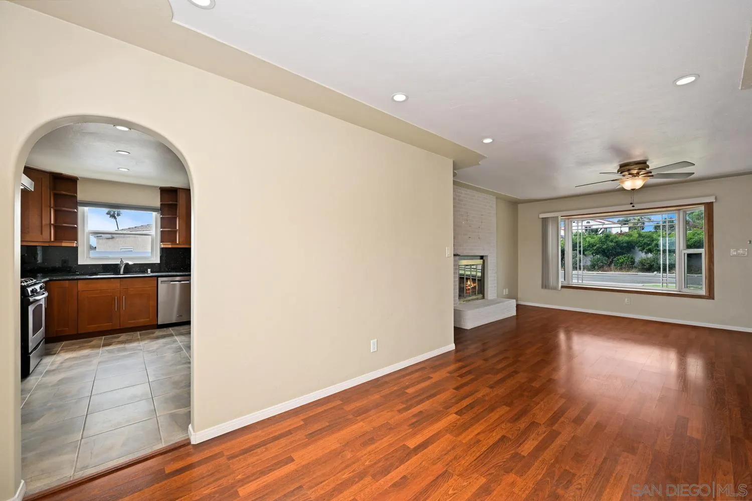 https://cdn.realtyfeed.com/cdn/127/260010360/4f0e2b0e88b92823bbd92099a2db0e78.webp