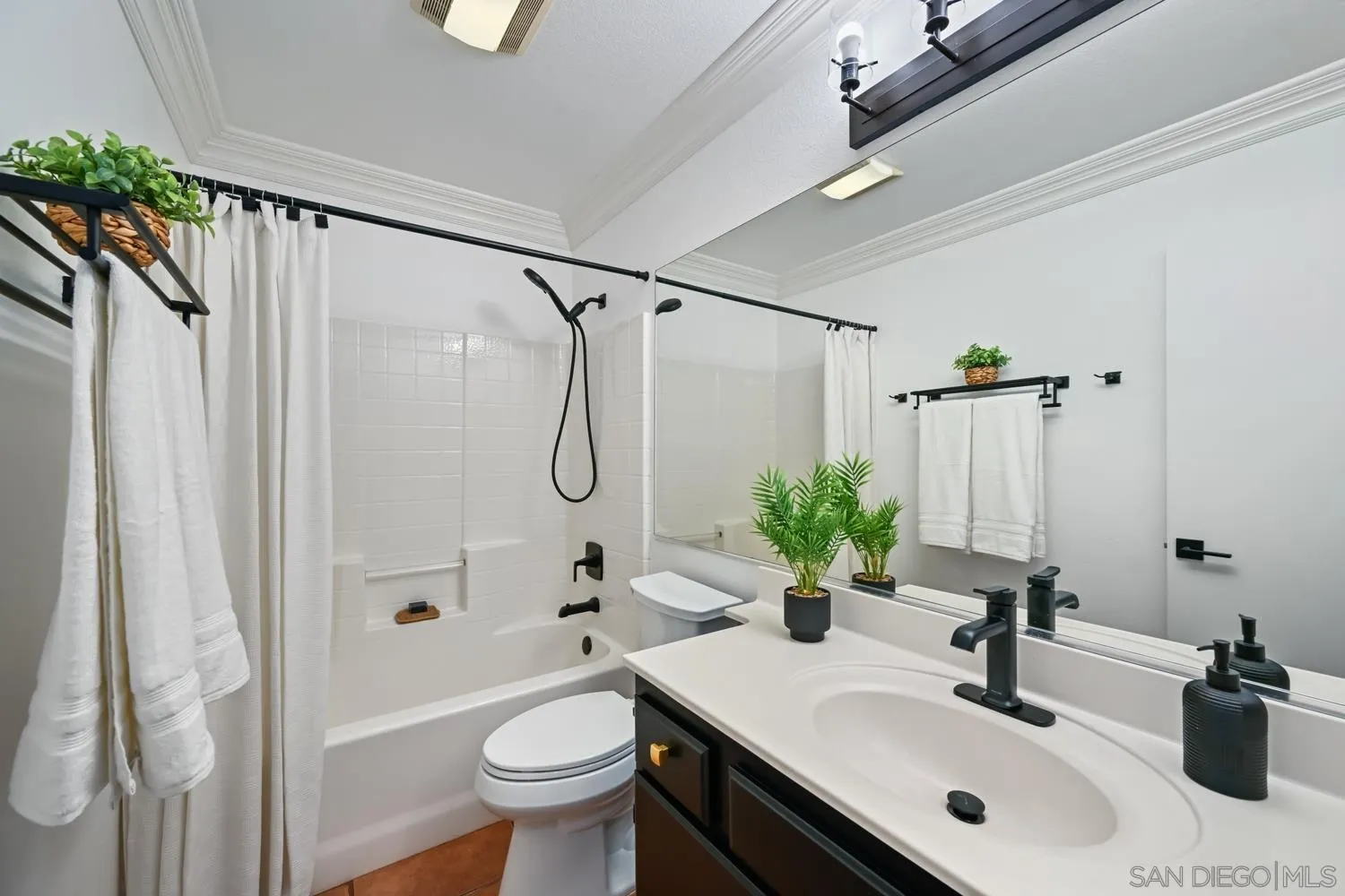https://cdn.realtyfeed.com/cdn/127/260010362/421dfabbb4ce8bd6d397cdcc012075fd.webp