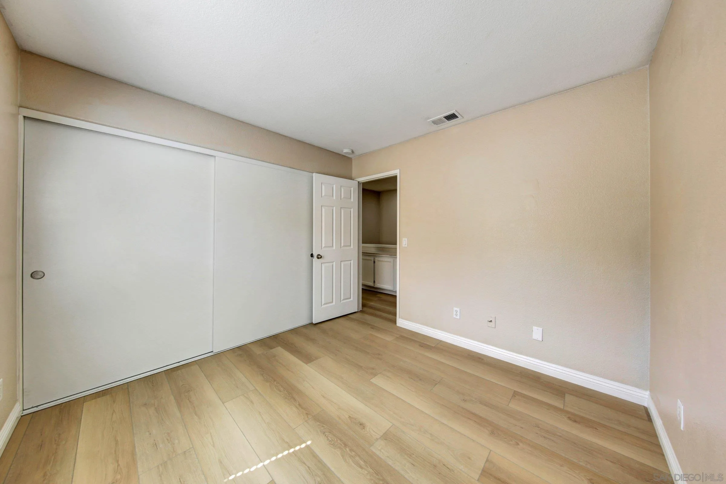 https://cdn.realtyfeed.com/cdn/127/260010364/1090527452163003b9120a90aba1f853.webp