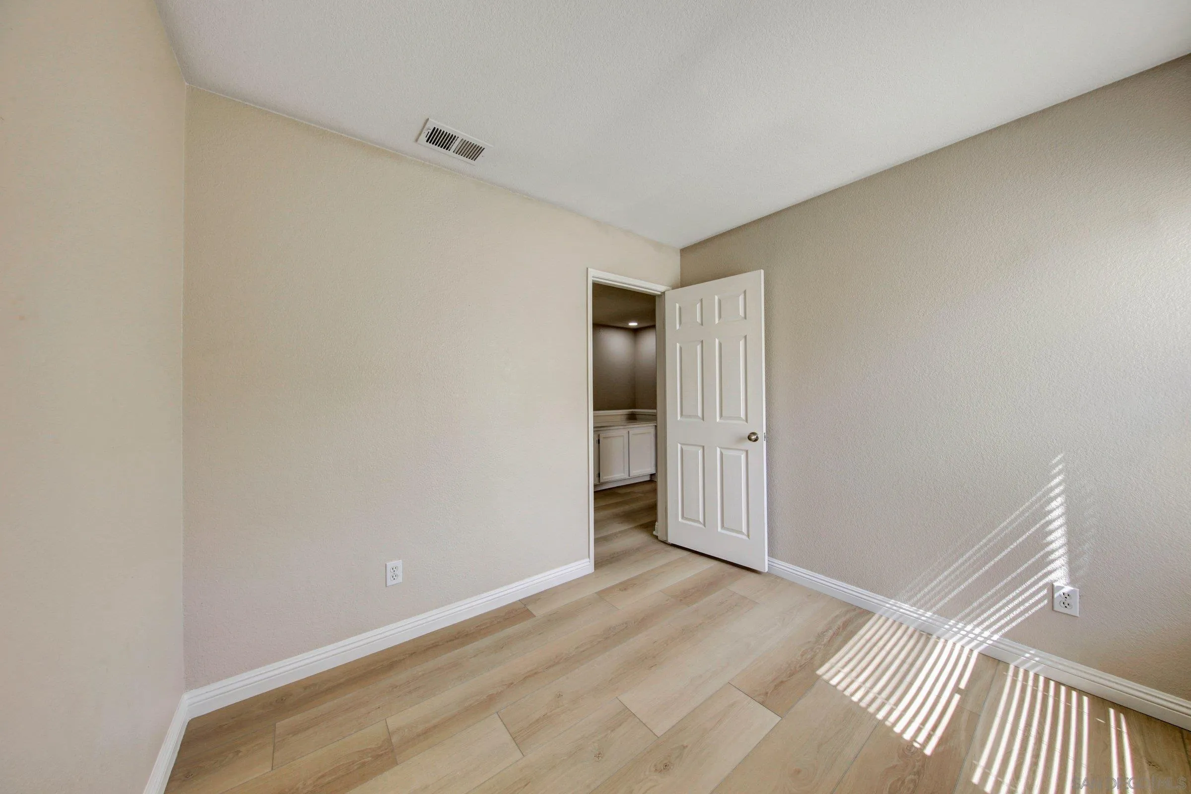 https://cdn.realtyfeed.com/cdn/127/260010364/70af9e381678e449212cc36420a61bf5.webp
