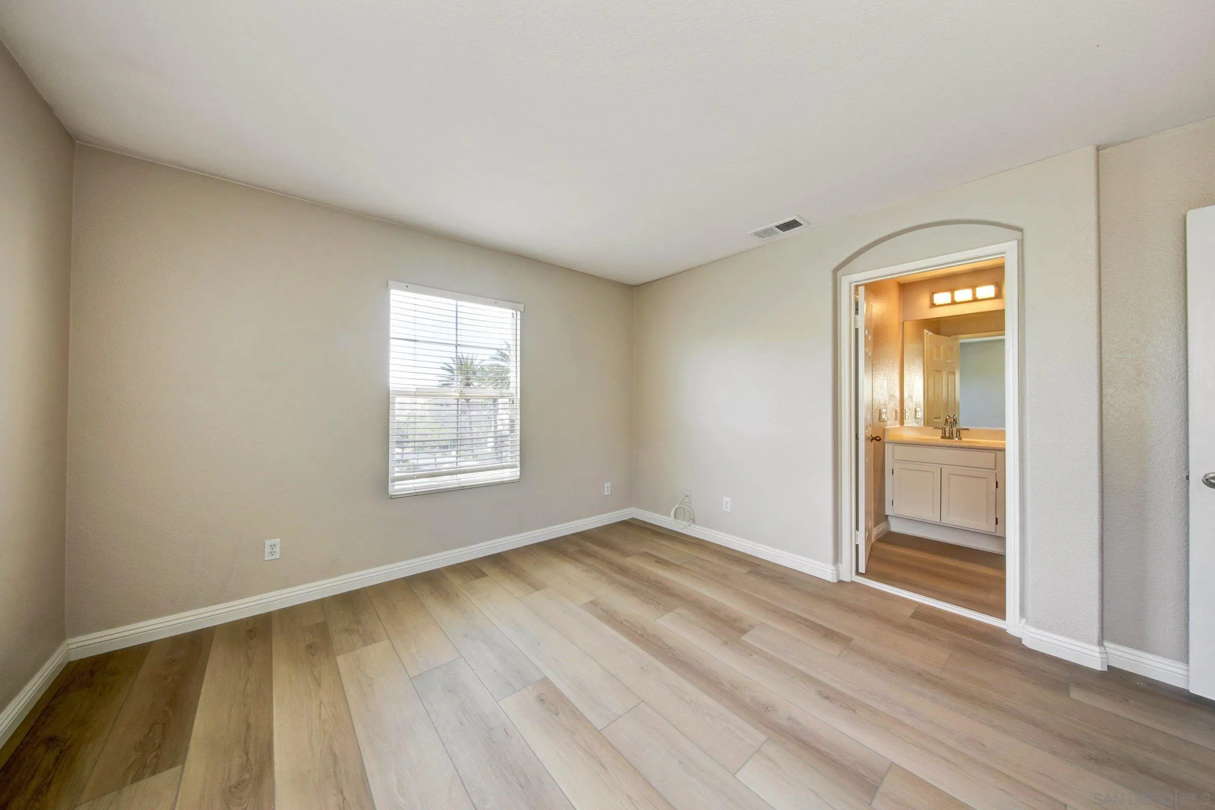 https://cdn.realtyfeed.com/cdn/127/260010364/8ca6ea6692c4329065d2bb7de9d9c54b.webp