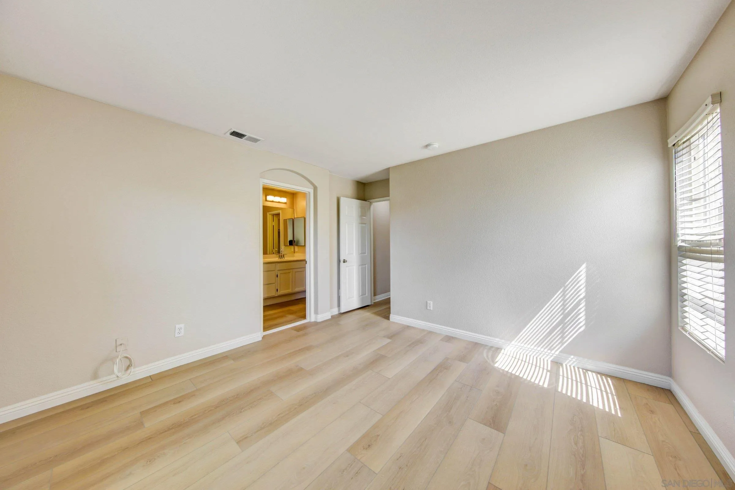 https://cdn.realtyfeed.com/cdn/127/260010364/b0b3881ea142c9cb26002931b8b67805.webp