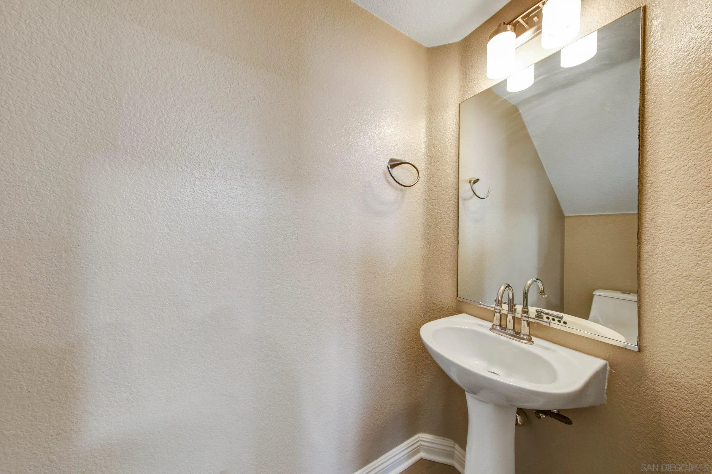 https://cdn.realtyfeed.com/cdn/127/260010364/c45265b76fe24923152b6b36dcb14eee.webp