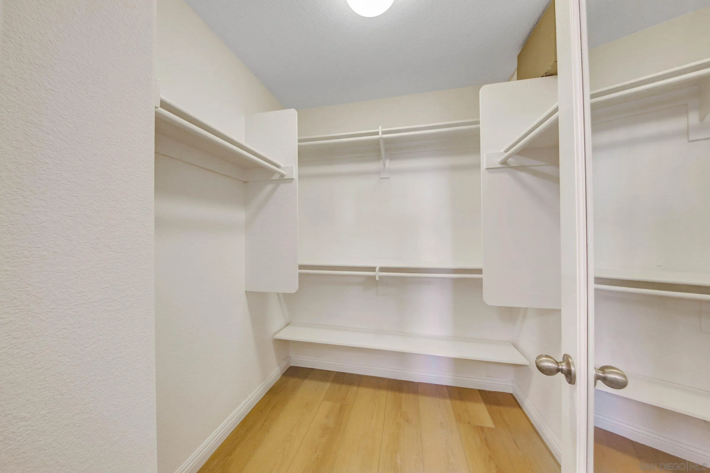 https://cdn.realtyfeed.com/cdn/127/260010364/ebce4f362f1aca9a0964aaad156a733c.webp
