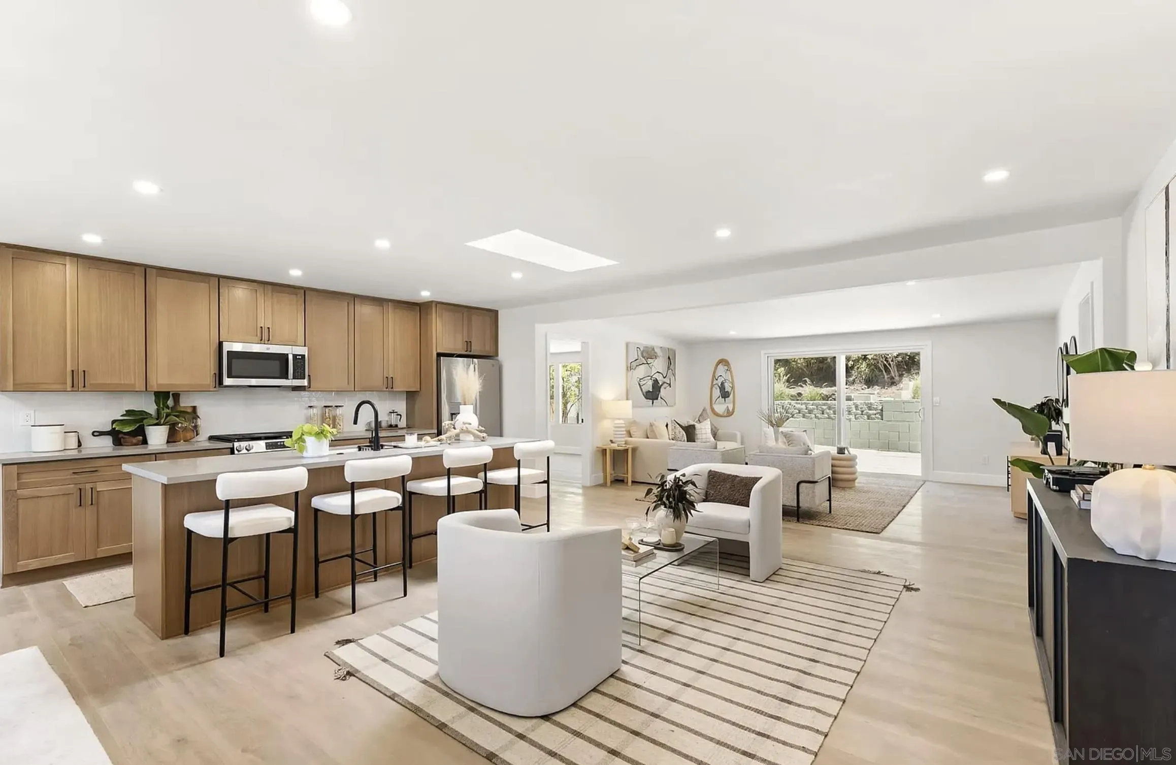 https://cdn.realtyfeed.com/cdn/127/260010367/4bd7ede20d623b2d9b8f8e0d5a6d32dd.webp