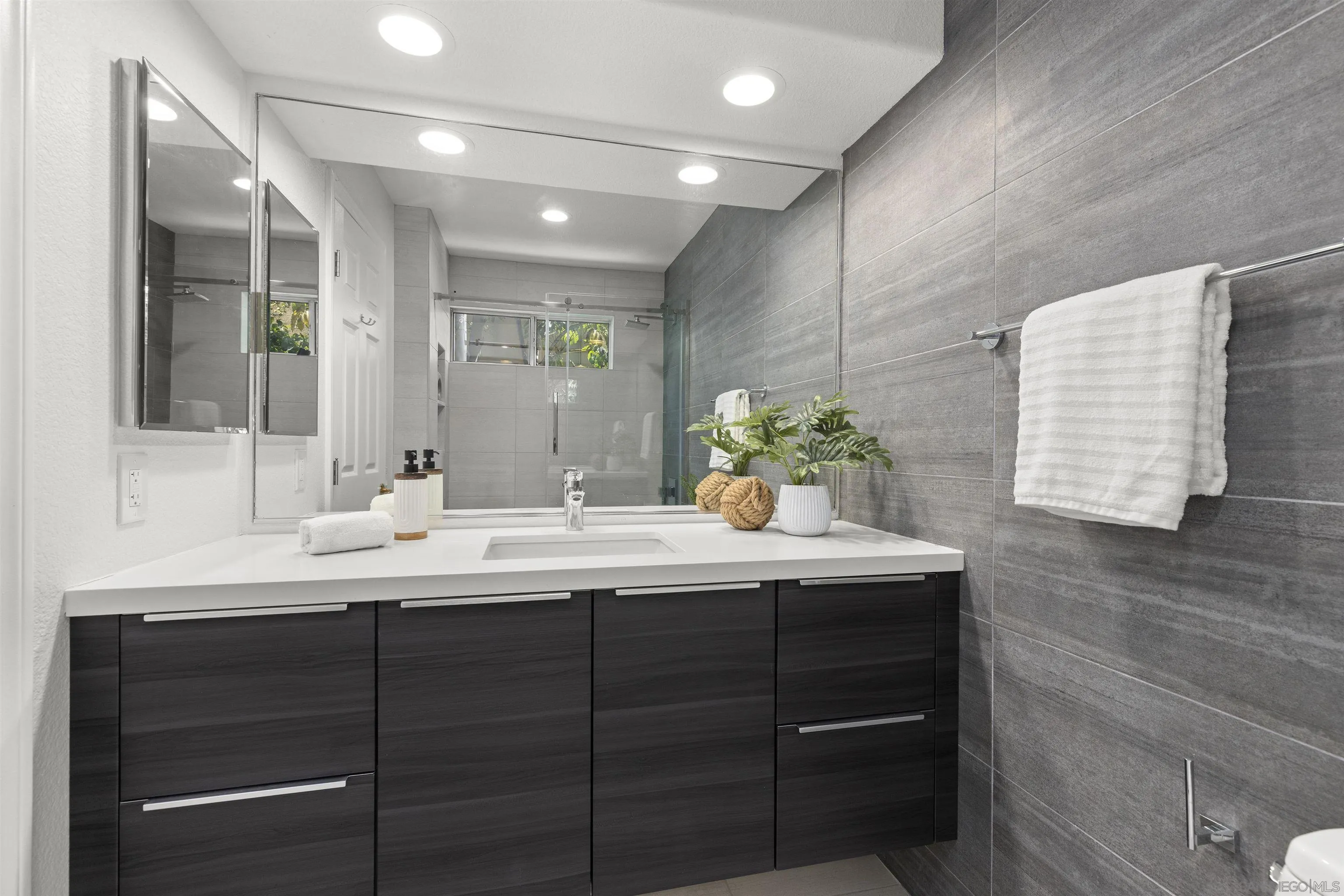 https://cdn.realtyfeed.com/cdn/127/260010375/41a566c6ee381ec960574a50214dd55f.webp