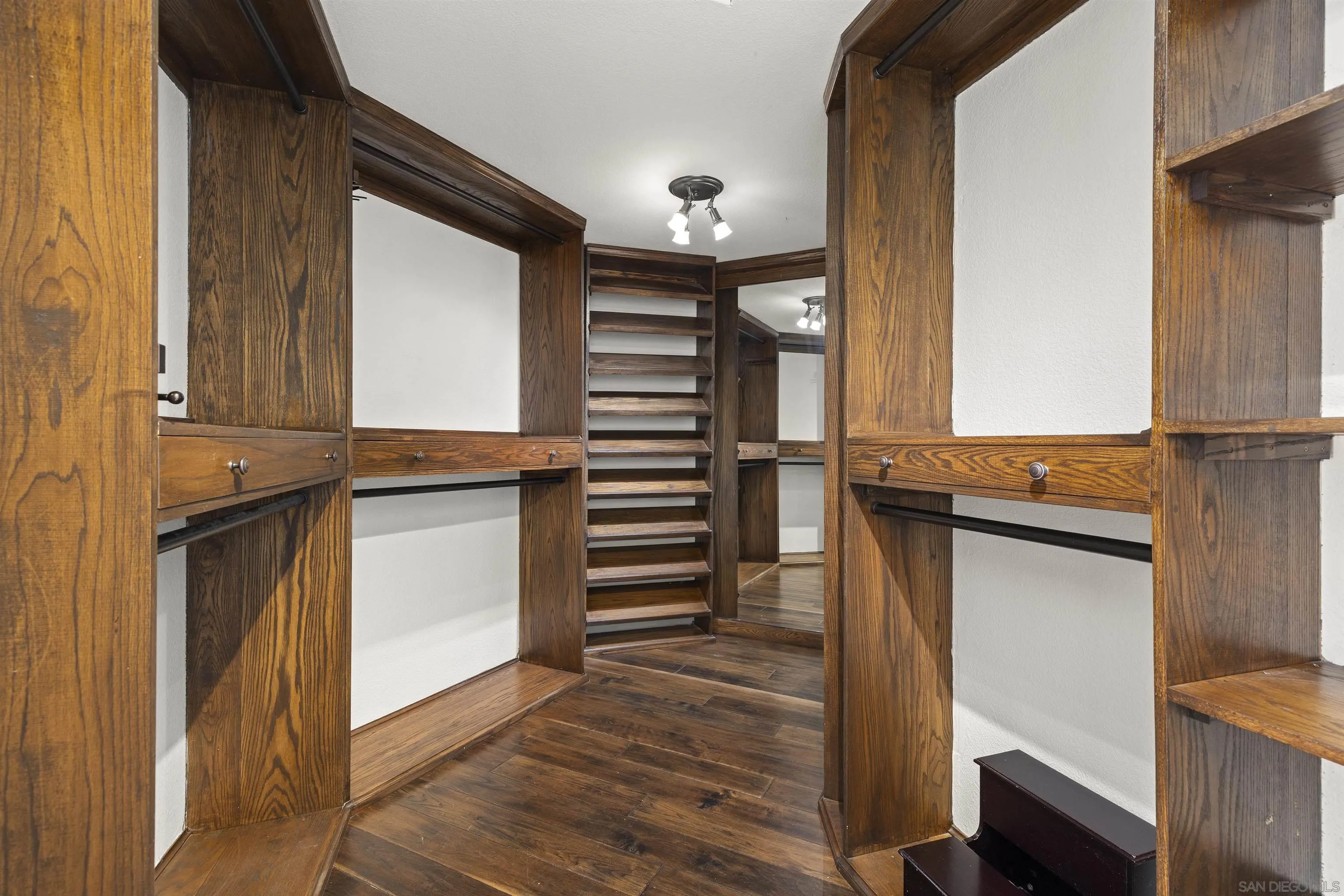 https://cdn.realtyfeed.com/cdn/127/260010375/99071398988be52c46c56f146314a5a9.webp
