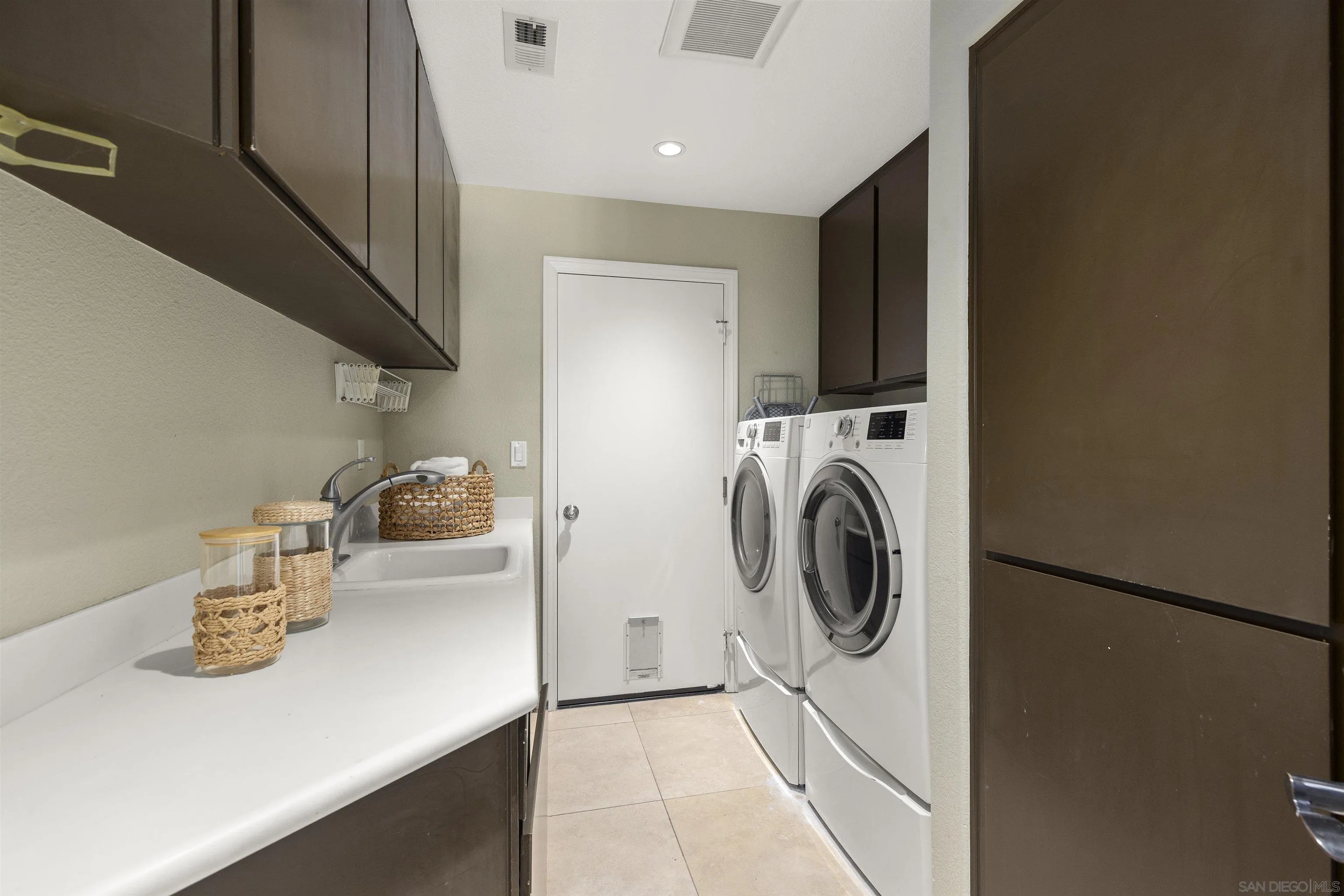 https://cdn.realtyfeed.com/cdn/127/260010375/ebbf817e6d436adbe631882c9bc97da4.webp