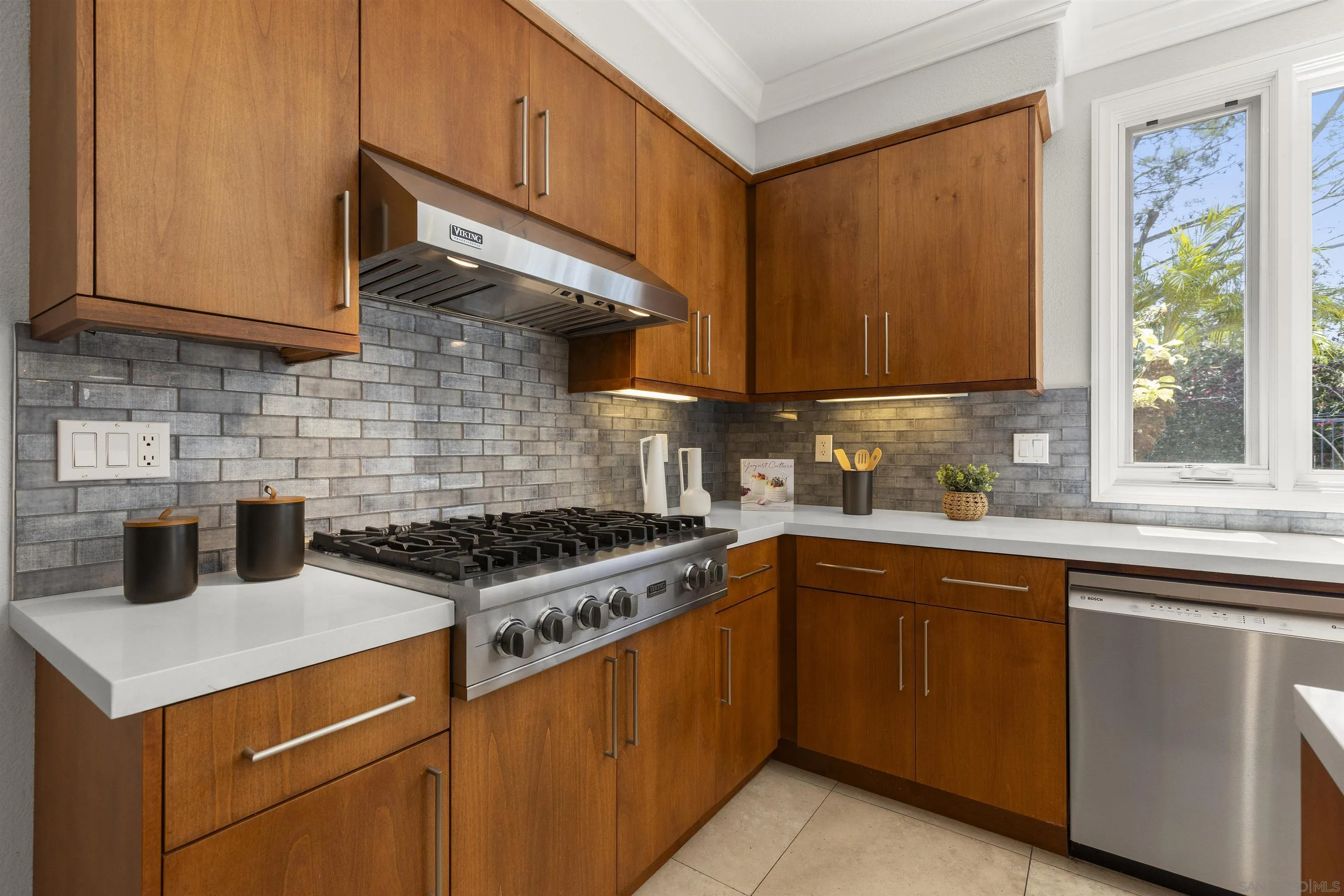 https://cdn.realtyfeed.com/cdn/127/260010375/fde54b0713df5f794addd45cfb0451b3.webp
