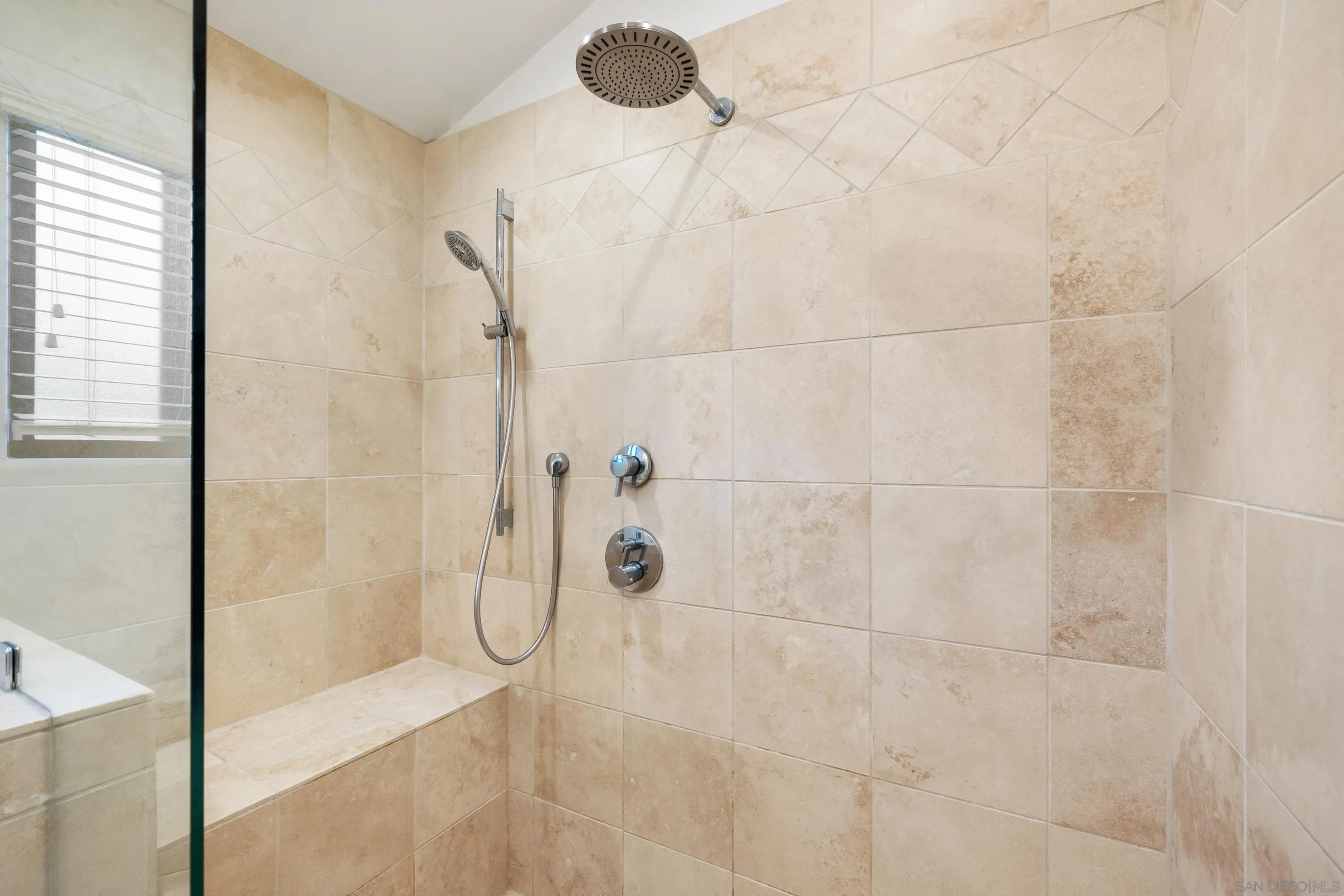 https://cdn.realtyfeed.com/cdn/127/260010378/2735de7f840c7e9995dca345b37f0663.webp