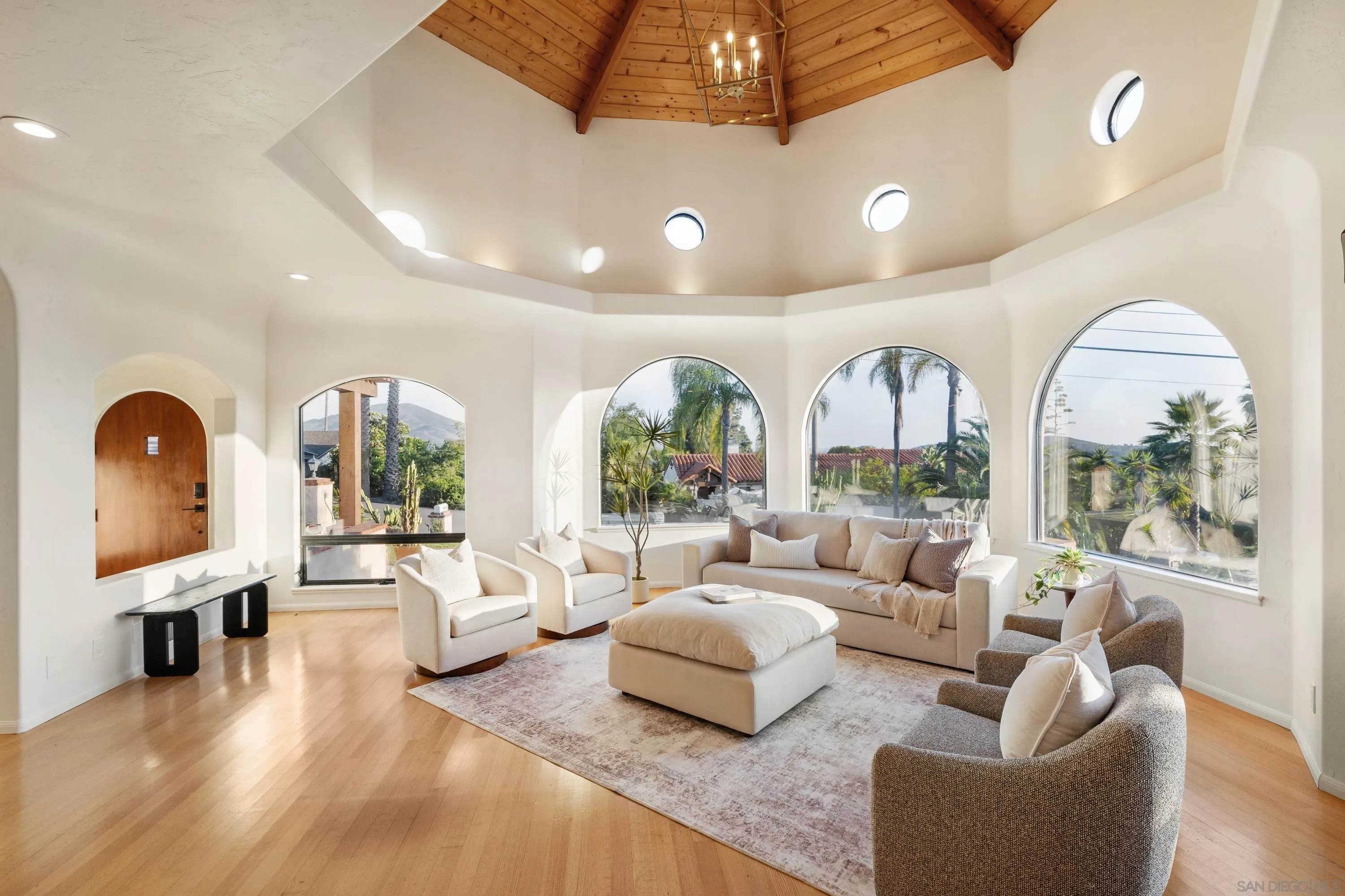 https://cdn.realtyfeed.com/cdn/127/260010378/d93d3ad7b254d0341f04cd5fc7b957bb.webp
