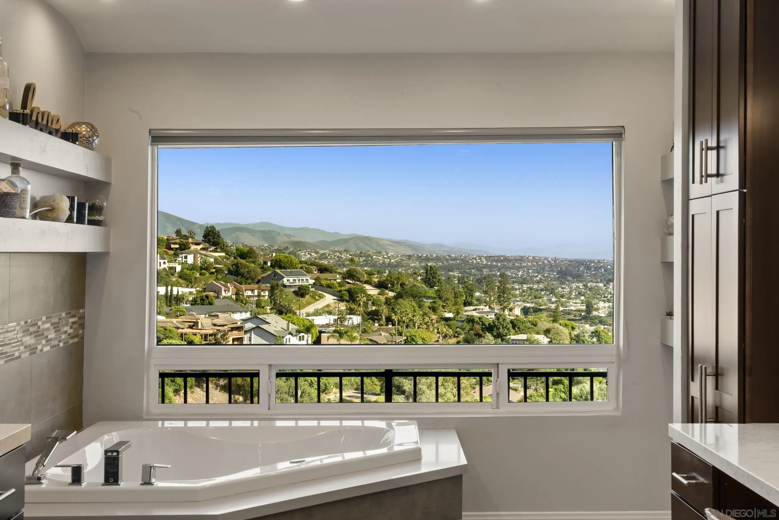 https://cdn.realtyfeed.com/cdn/127/260010384/84cb79cd16234a19eedeb6e5461f2ea7.webp